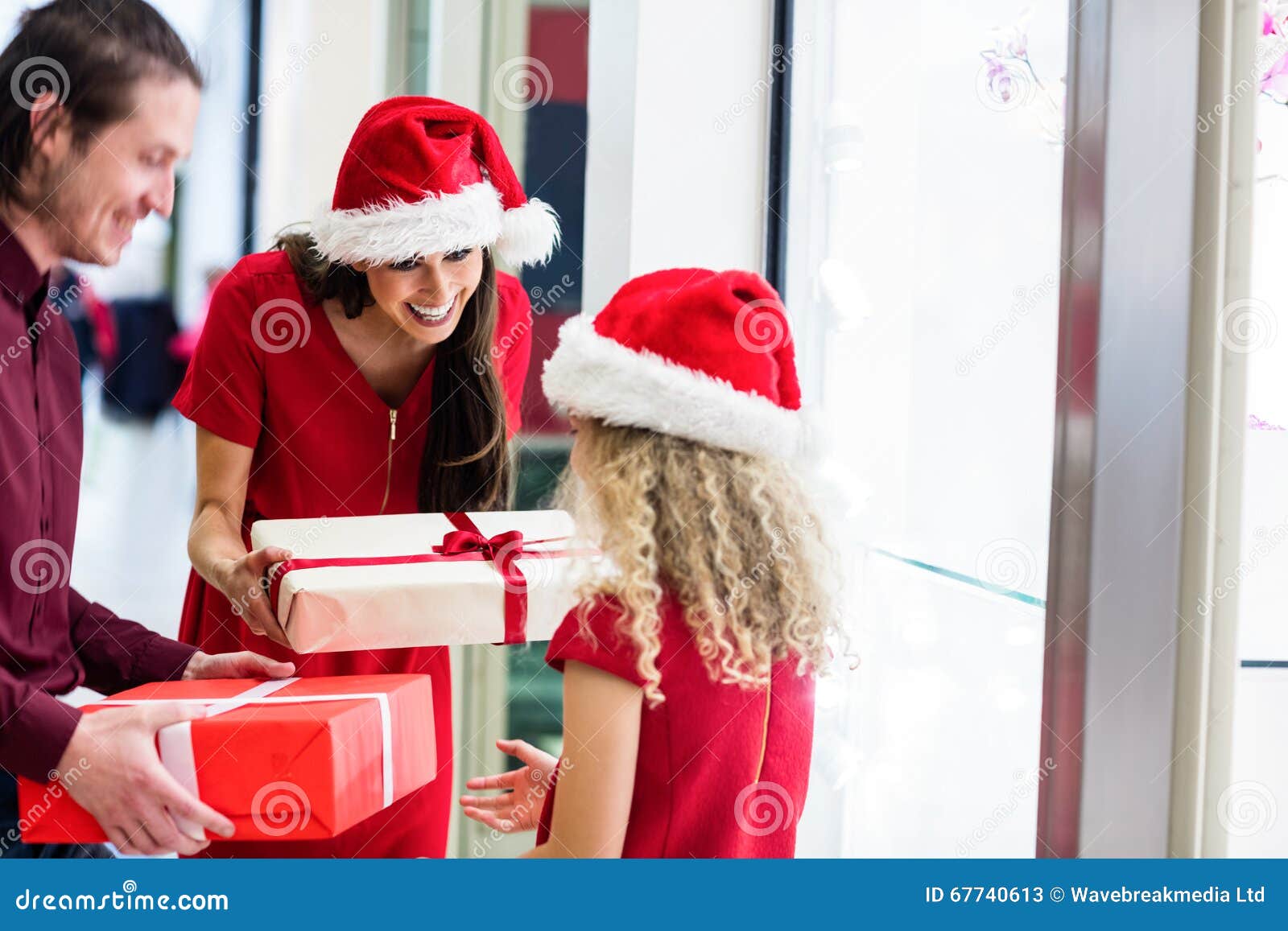 Regali Di Natale Genitori.Genitori Che Danno I Regali Di Natale Alla Loro Figlia Immagine Stock Immagine Di Famiglia Natale 67740613