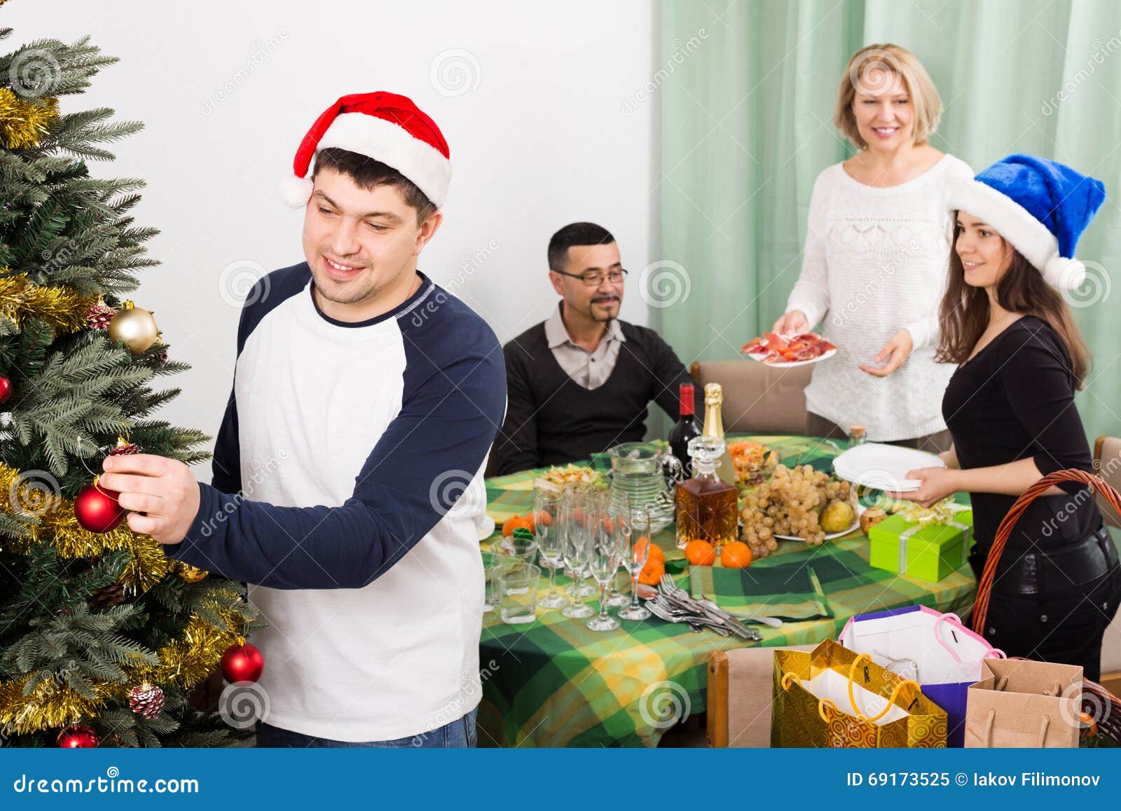 Regali Di Natale Per Genitori Anziani.Genitori Piu Anziani Con I Bambini Adulti Che Preparano Per Il Natale Nella Casa Immagine Stock Immagine Di Genitori Europeo 69173525