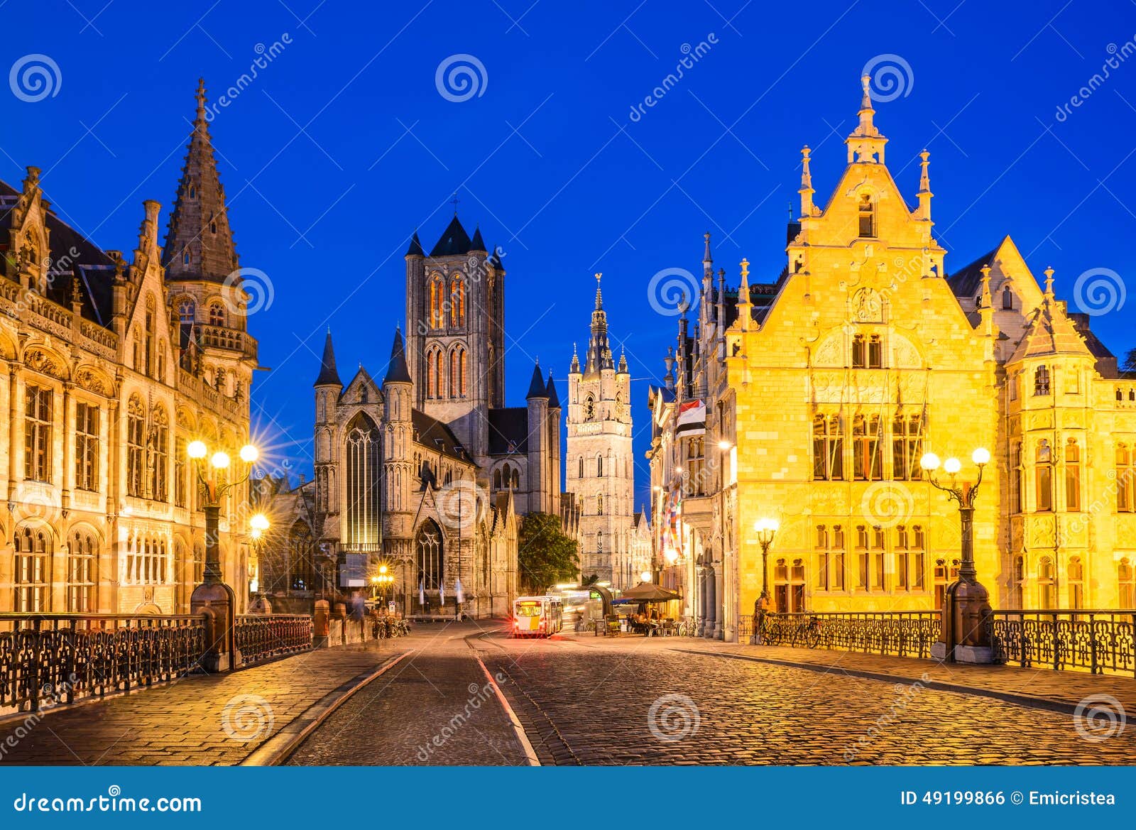 Gent, Bélgica. A imagem da noite de Saint Nicholas Church e a torre de sino elevam-se, um de marcos famosos de Ghent, senhor em Flanders, Bélgica