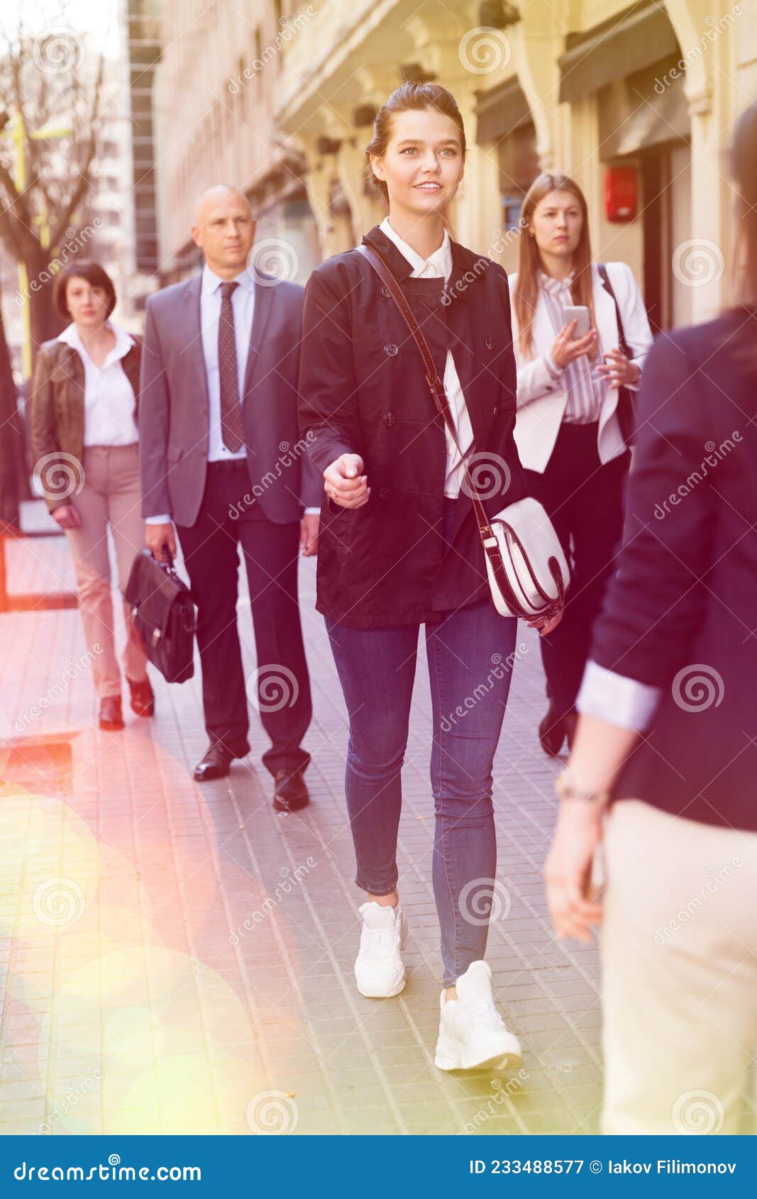 Gente Con Ropa Formal Caminando Por La Calle En La Ciudad Imagen