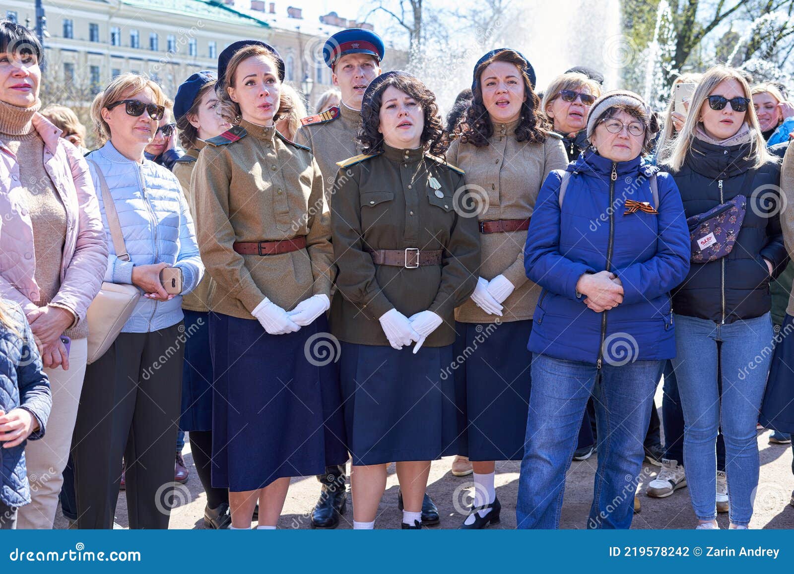 Gente Con Viejos Uniformes Cantan Canciones Primera Línea En San Petersburgo editorial Imagen de militar, memoria: 219578242