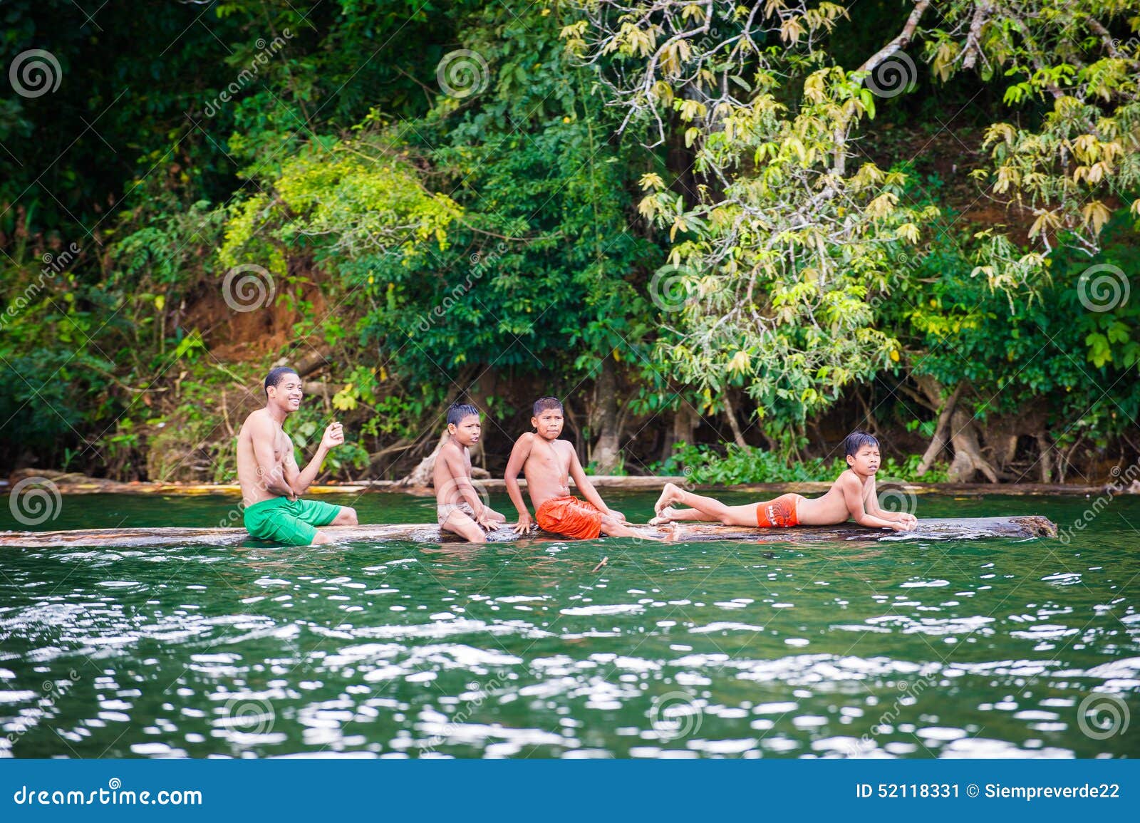 Gente en el PUEBLO de EMBERA, PANAMÁ. PUEBLO DE EMBERA, PANAMÁ, EL 9 DE ENERO DE 2012: La gente no identificada descubre la reserva india en un barco Panamá, el 9 de enero de 2012 La reserva india es la manera de conservar la cultura nativa, languange, tradiciones