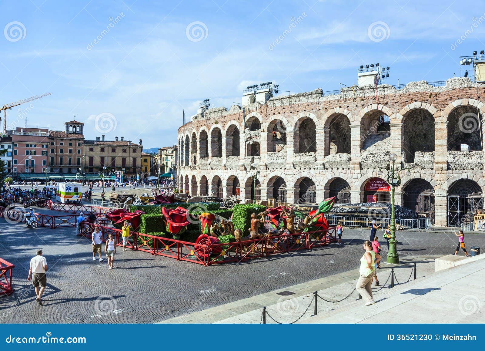 Gente en la arena de Verona. VERONA, ITALIA - 5 DE AGOSTO: visitantes en los di Verona de la arena el 5 de agosto de 2009 en Verona, Italia.  La arena fue construida por los romanos en el ANUNCIO del siglo I, en el período Augustan.