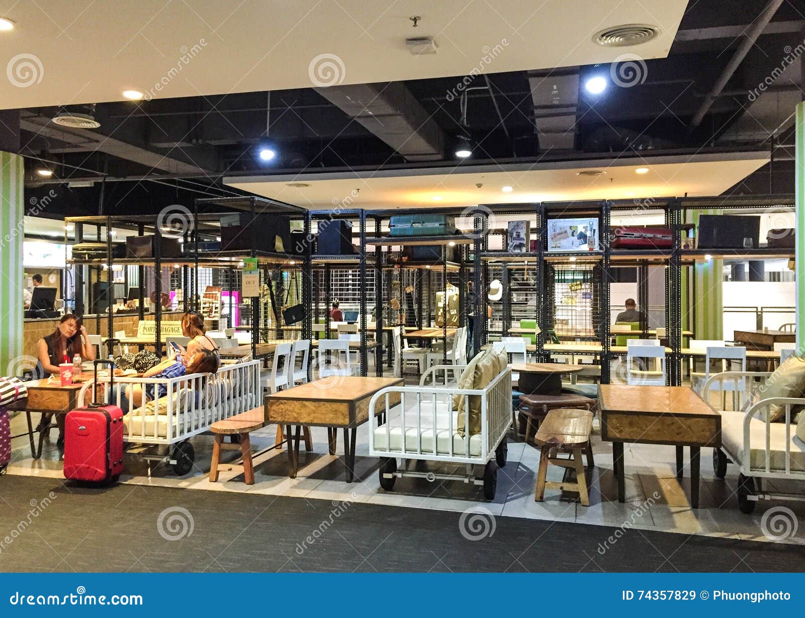 Gente En La Cafetería En El Aeropuerto De Haneda, Japón Imagen de archivo  editorial - Imagen de arte, financiero: 74357829