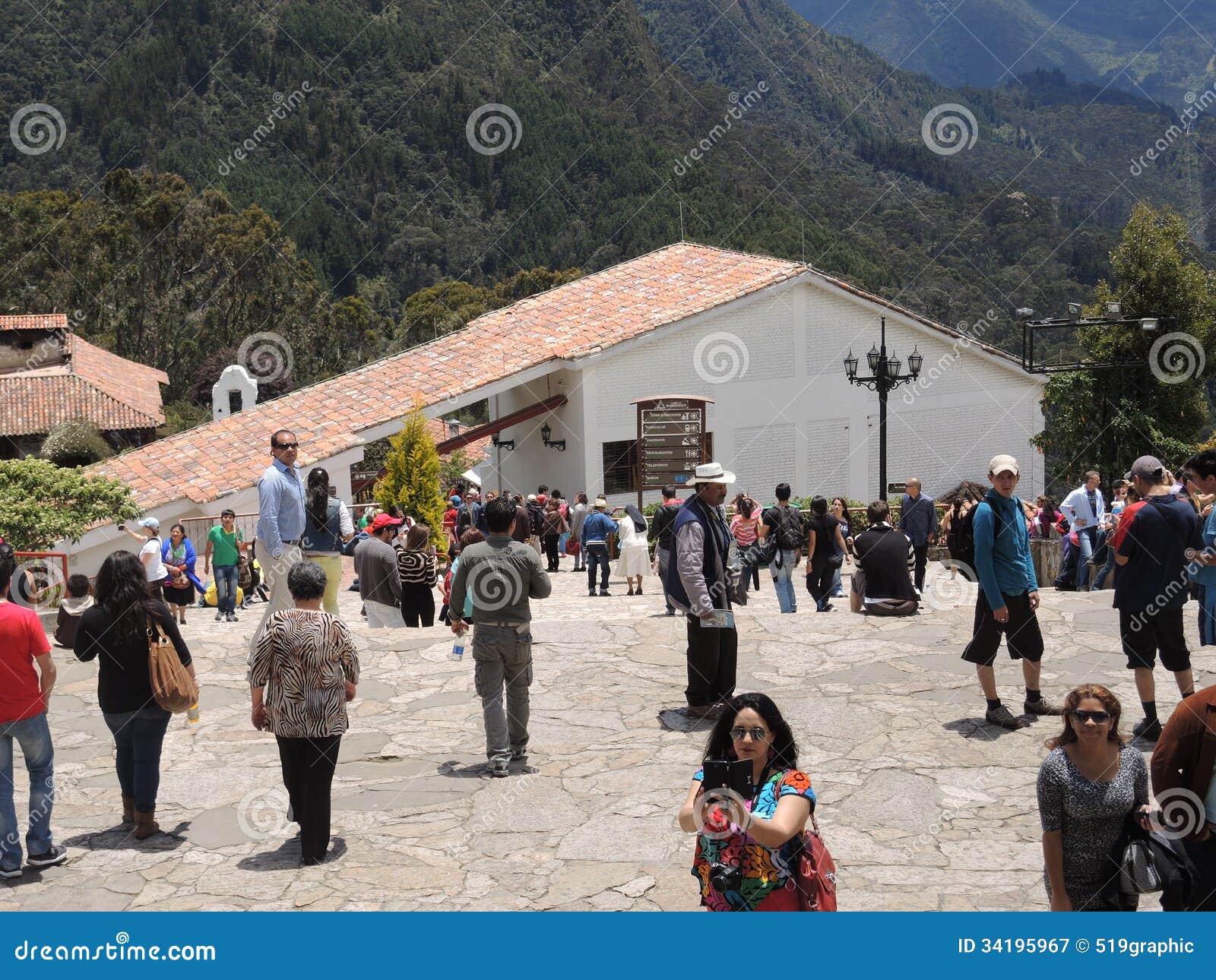 Gente En La Iglesia De La Montaña De Monserrate. Fotografía editorial - Imagen de capital, colorido: 34195967 Gente En La Iglesia De La Montaña De Monserrate. Fotografía editorial - Imagen de capital, colorido: 34195967