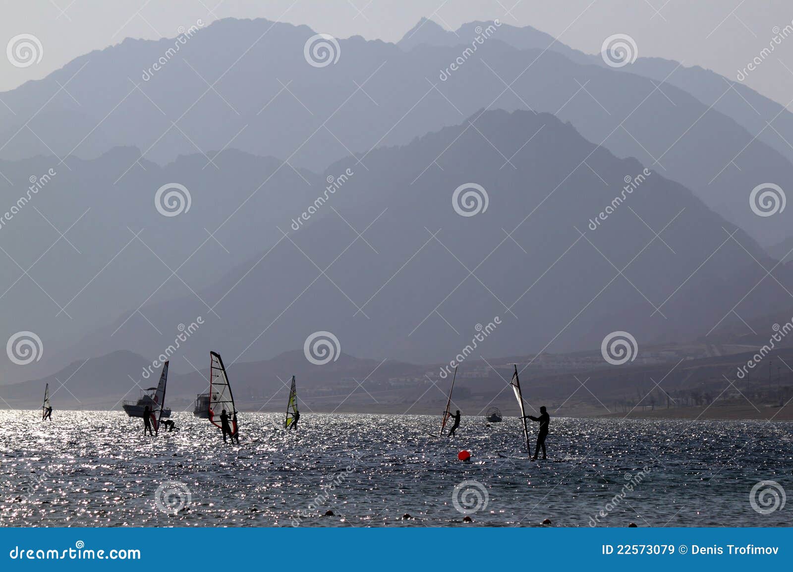 Gente en windserf en contraluz y montañas. Gente en windserf en el contraluz y las montañas con perspectiva del aire, Egipto, Dahab