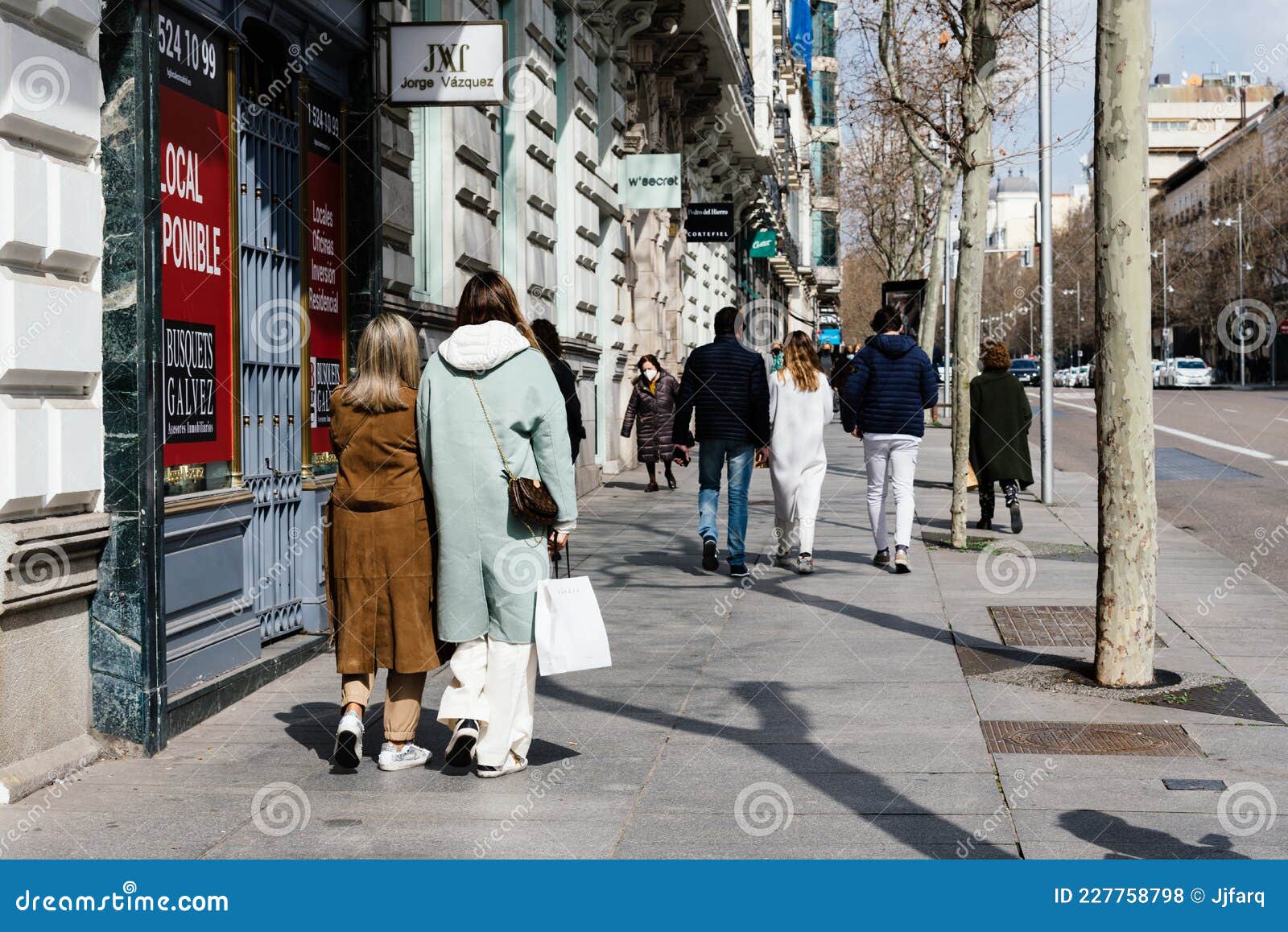 Gente Compras En Calle Serrano En Madrid Foto de editorial - Imagen de europa, mujer: