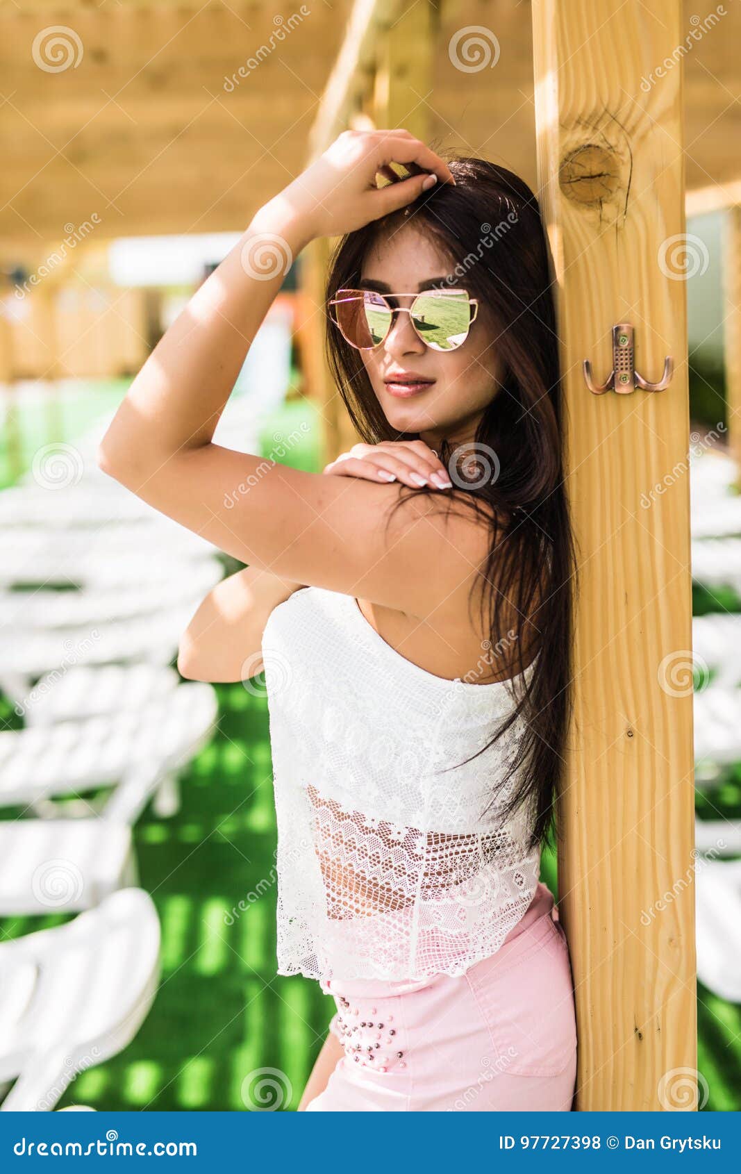Gente, Moda, Verano Y Concepto De La Playa - Mujer Joven Feliz En Ropa Del  Verano Sobre Piscina En El Complejo Playero Foto de archivo - Imagen de  alineada, hermoso: 97727398