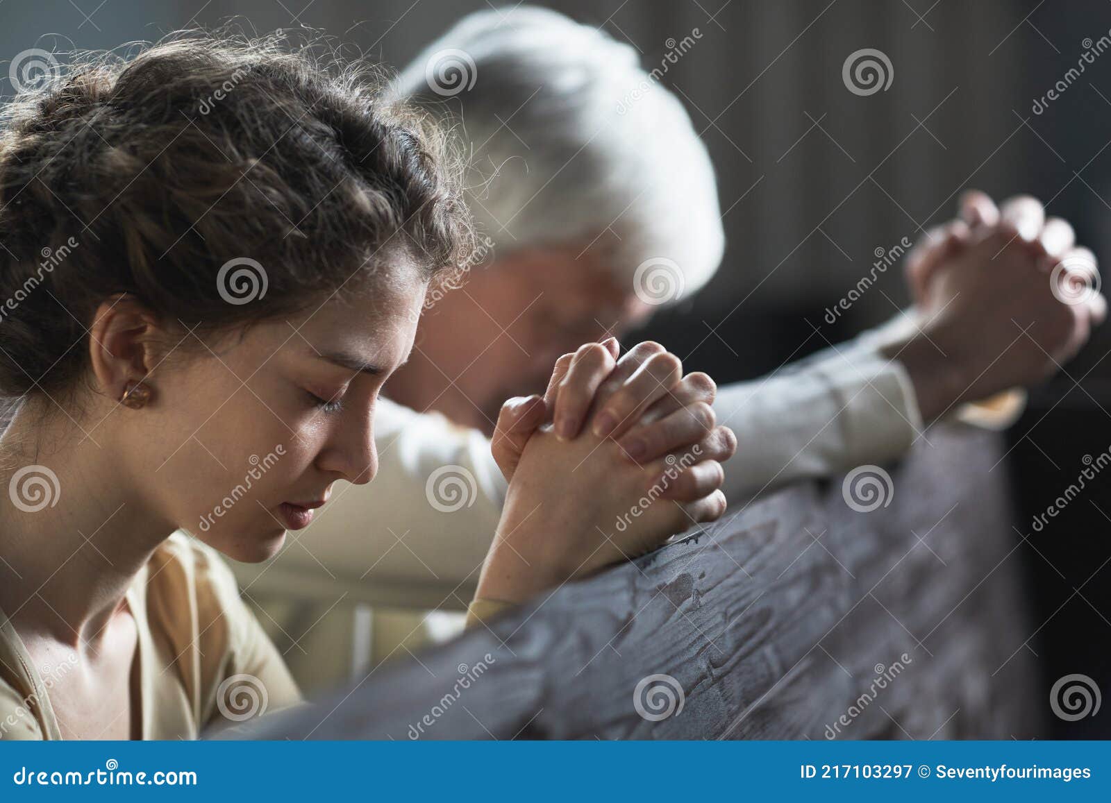 Gente orando en la iglesia imagen de archivo. Imagen de mirando - 217103297