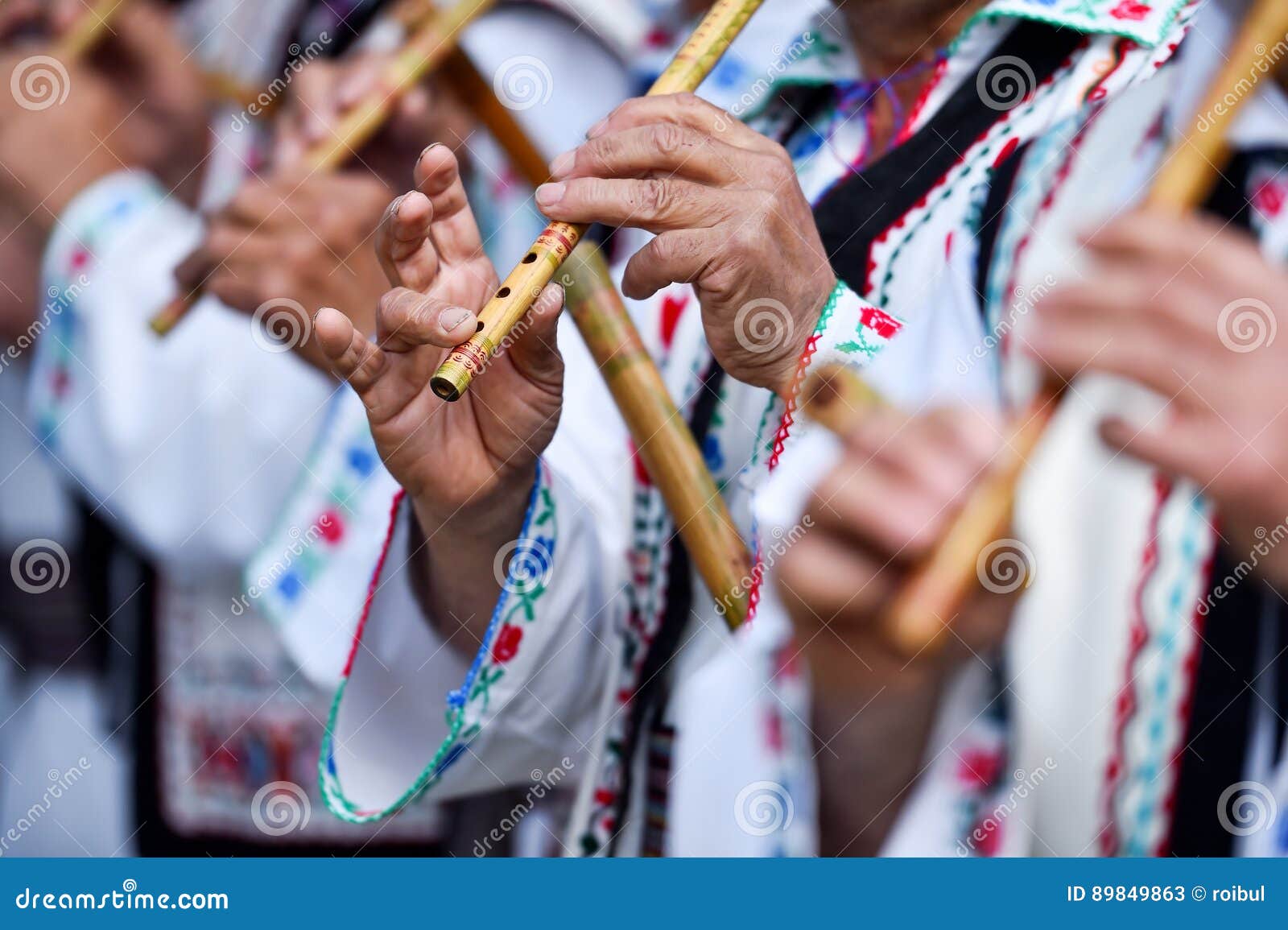 Gente Que Canta En Las Flautas De Madera Tradicionales Imagen de archivo Imagen de