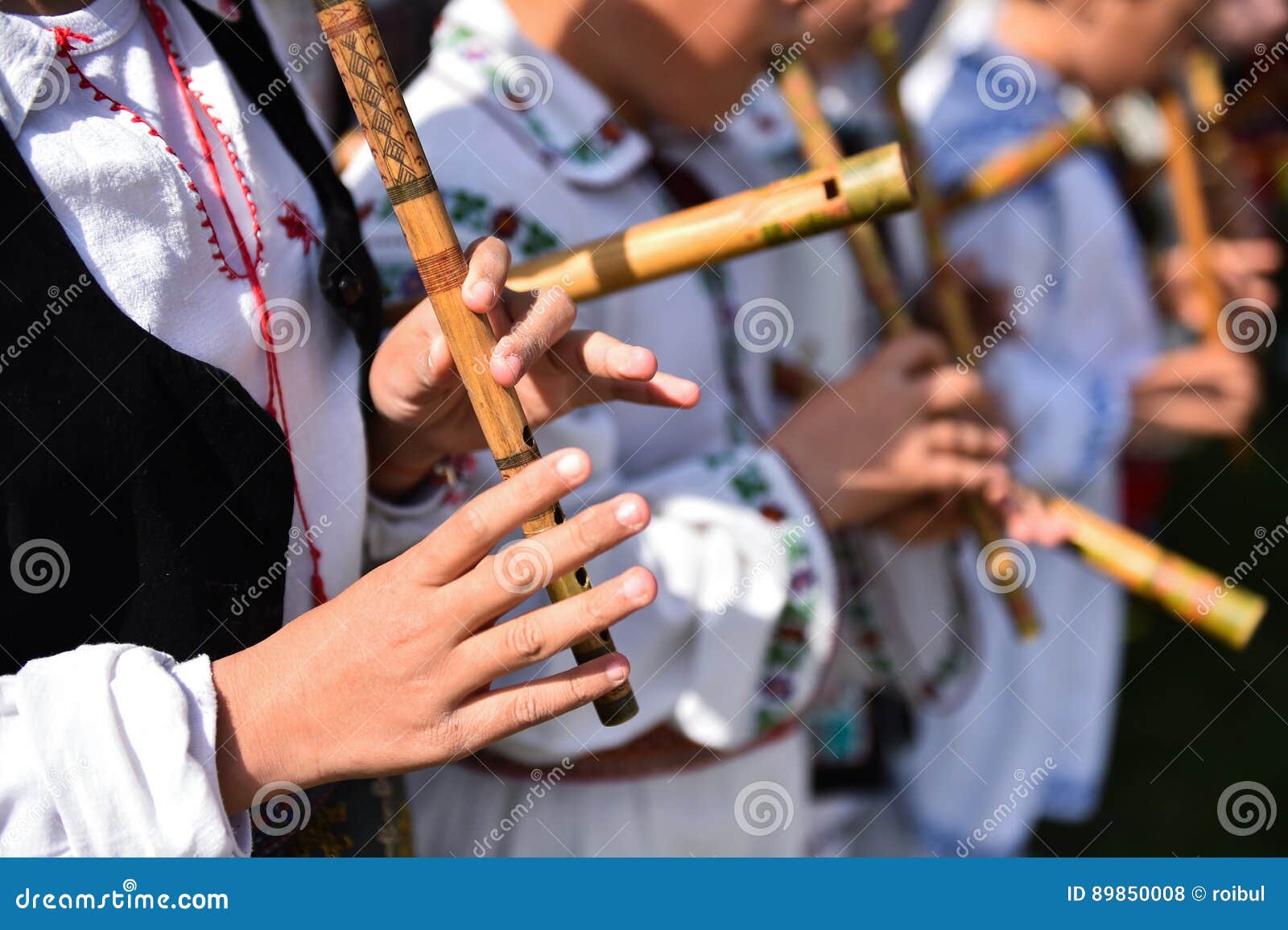 Gente Que Canta En Las Flautas De Madera Tradicionales Foto de archivo editorial Imagen de
