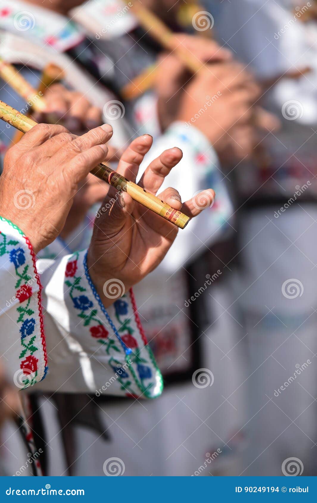 Gente Que Canta En Las Flautas De Madera Tradicionales Foto de archivo Imagen de modelo
