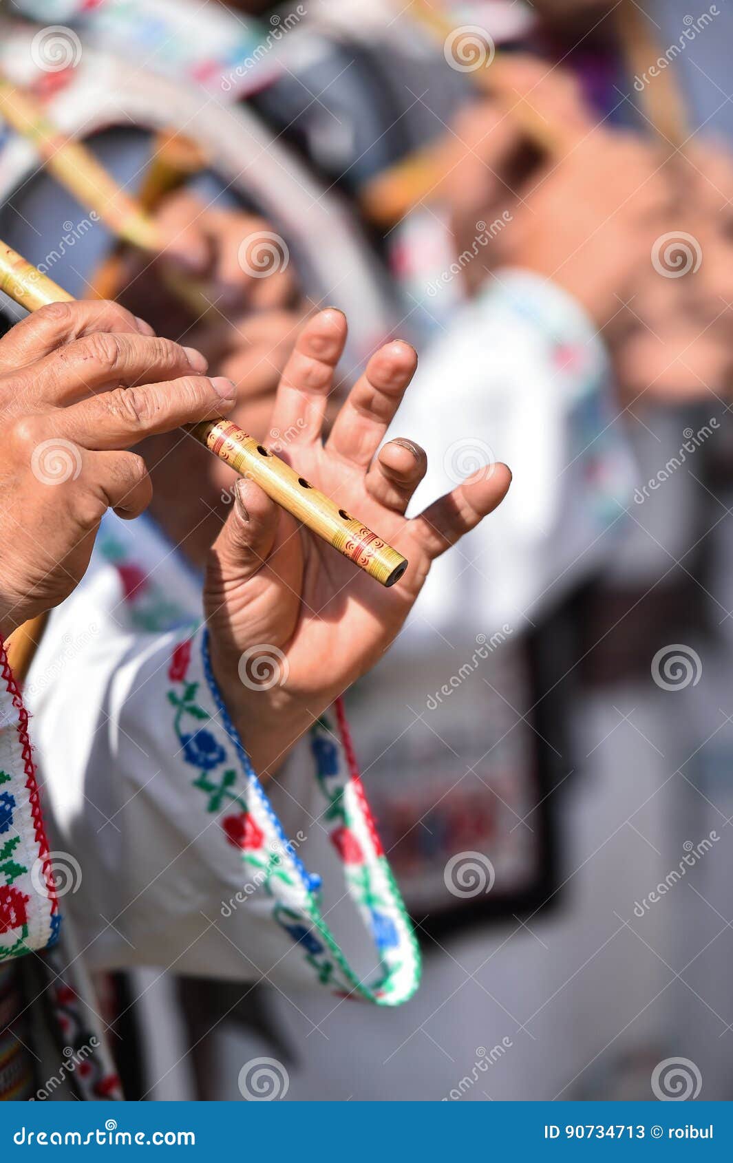 Gente Que Canta En Las Flautas De Madera Tradicionales Imagen de archivo Imagen de artesanal
