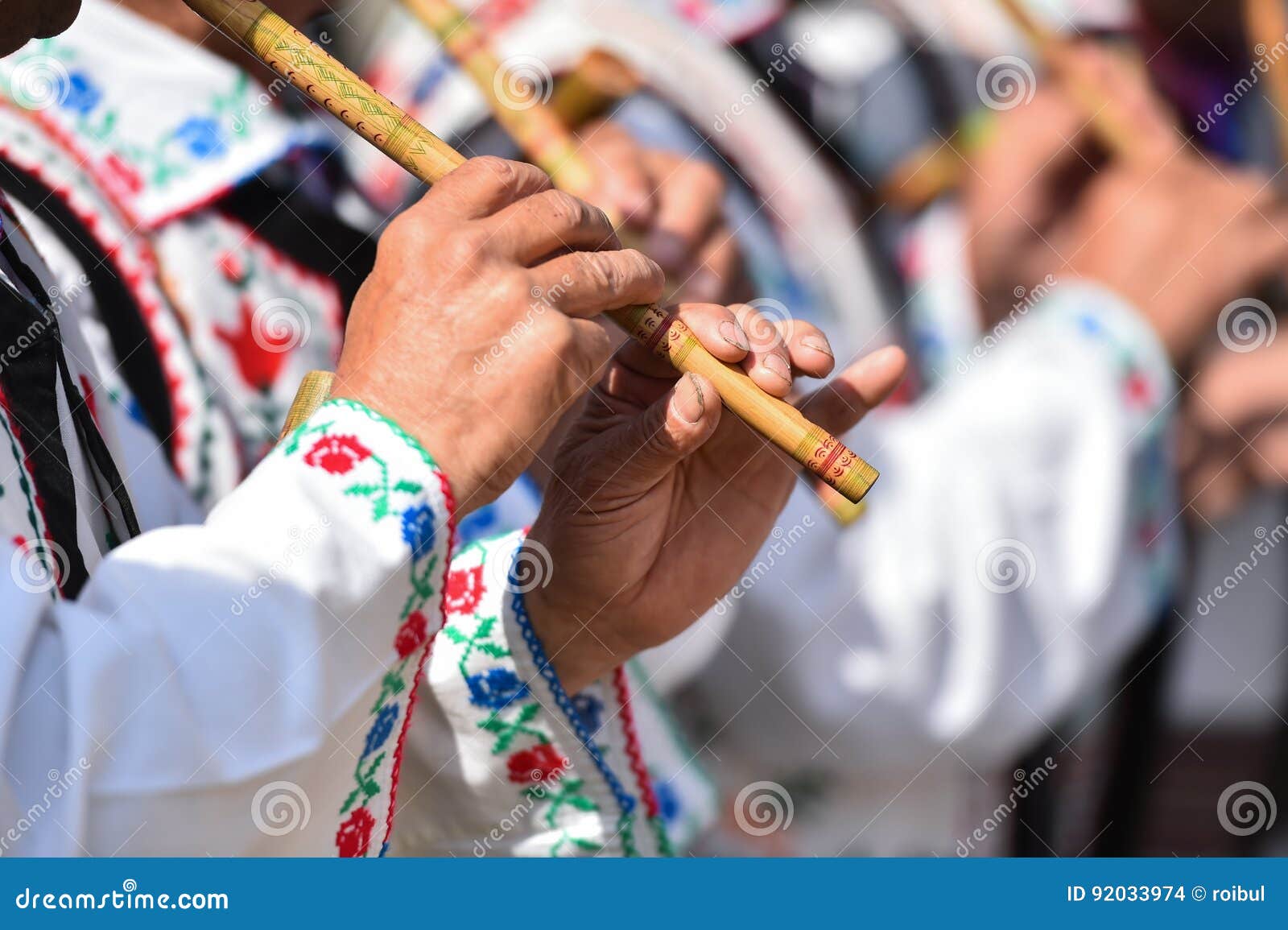 Gente Que Canta En Las Flautas De Madera Tradicionales Foto de archivo Imagen de tubo