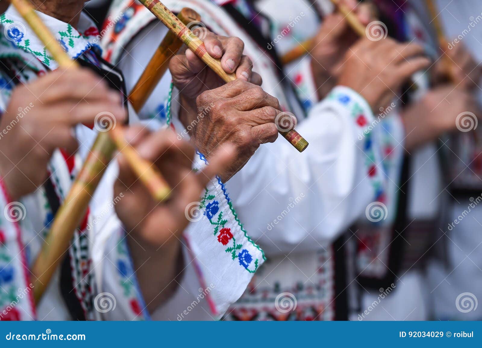 Gente Que Canta En Las Flautas De Madera Tradicionales Imagen de archivo Imagen de juego
