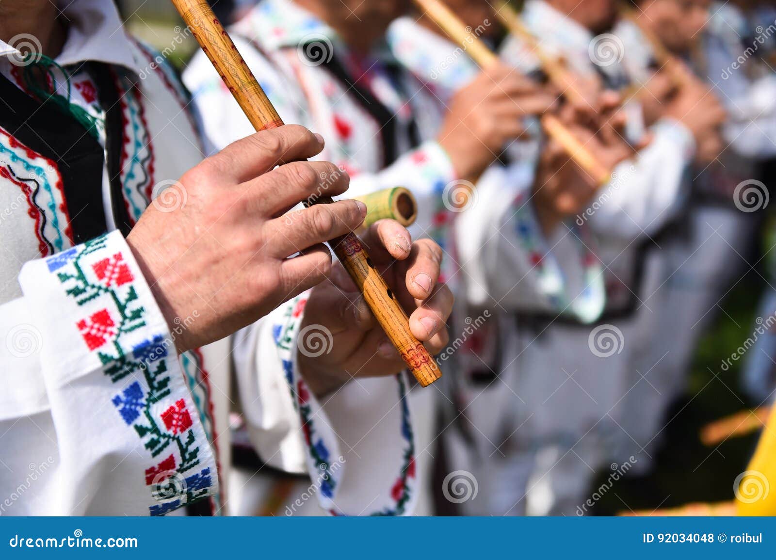 Gente Que Canta En Las Flautas De Madera Tradicionales Foto de archivo Imagen de manos