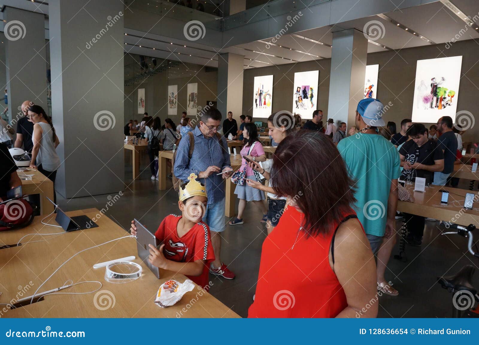 Gente Que Hace Compras En Apple Store Imagen de archivo editorial