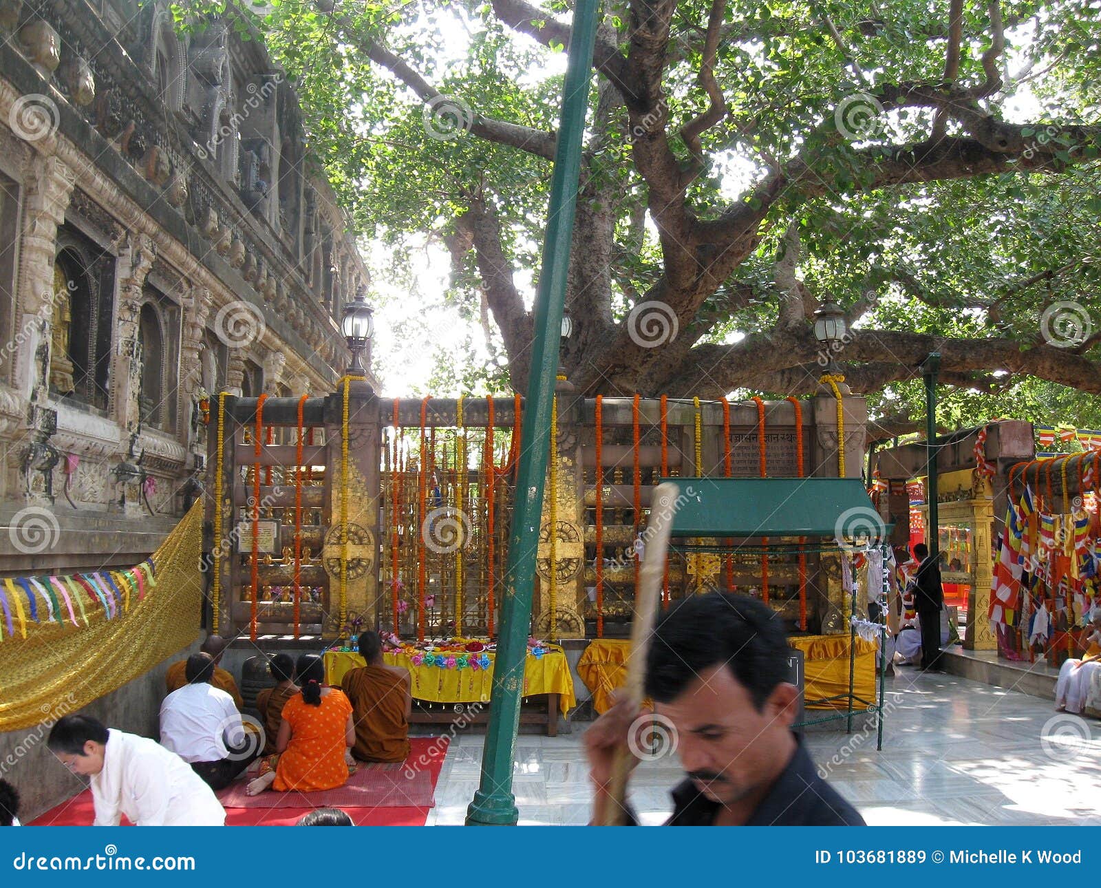 Gente que medita debajo del árbol de Bodhi - gran templo BodhGaya la India de Buda Mahabodhi Mahavihara. Templo Bodhgaya la India de Mahabodhi Mahavihara conmemora el lugar en donde Siddhartha Gotama se convirtió en despertado o aclarado, Buda, debajo del árbol de Bodhi, c 500 BCE Esto es una propiedad del patrimonio mundial