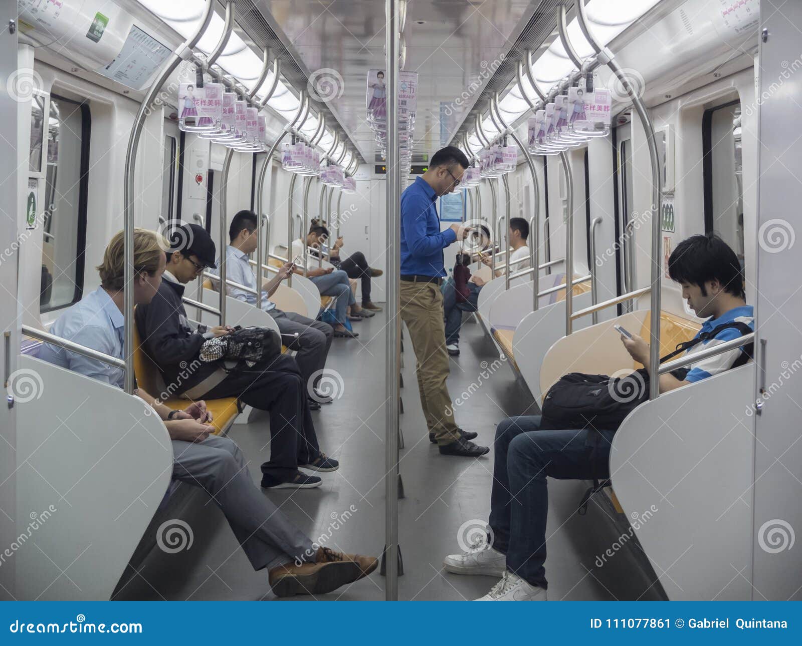 Gente Que Usa Los Teléfonos En El Metro Foto editorial - Imagen de metro,  grupo: 111077861