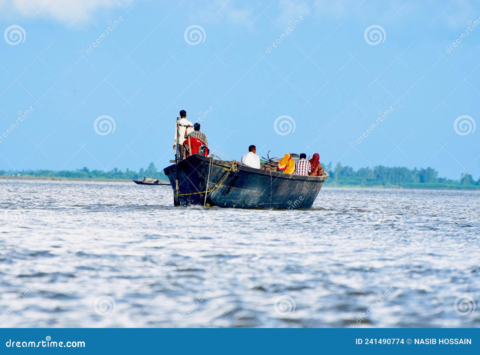 Gente Que Viaja En Un Bote Grande En Un Río Imagen de archivo editorial -  Imagen de agua, exterior: 241490774