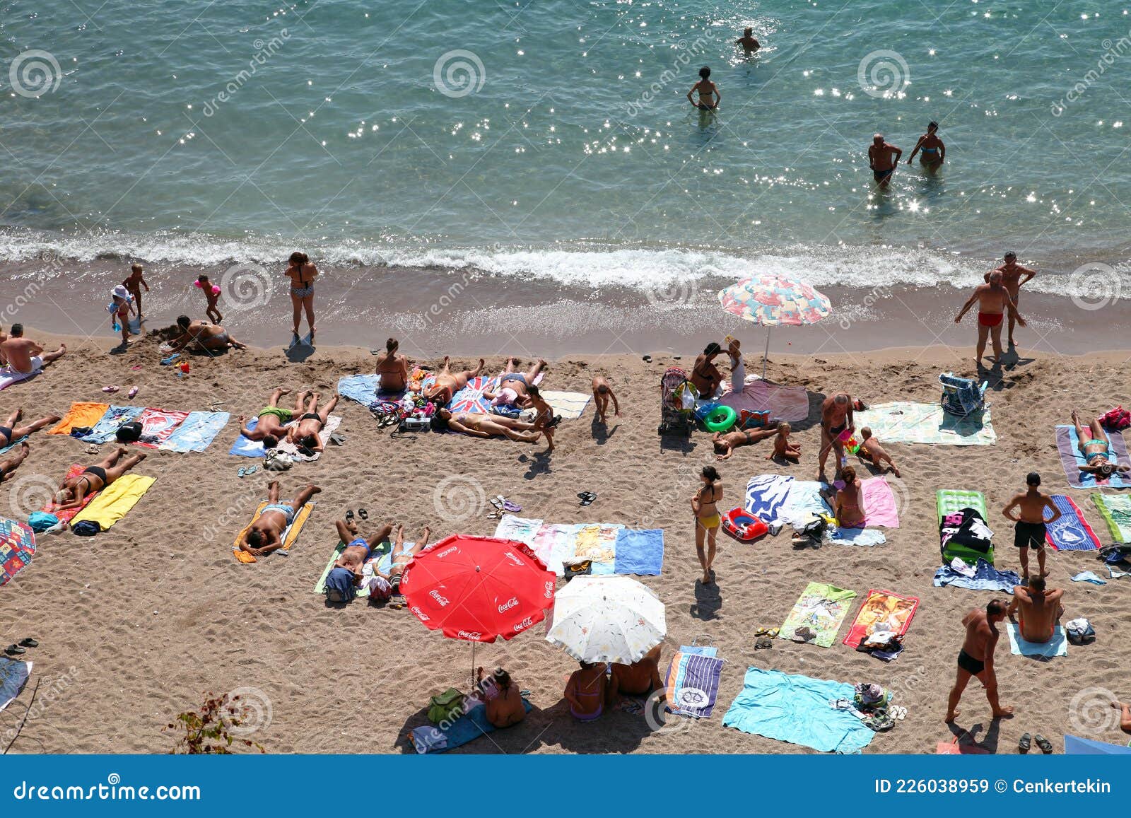Gente Tomando El Sol Y Nadando En Budva Beach Imagen de archivo