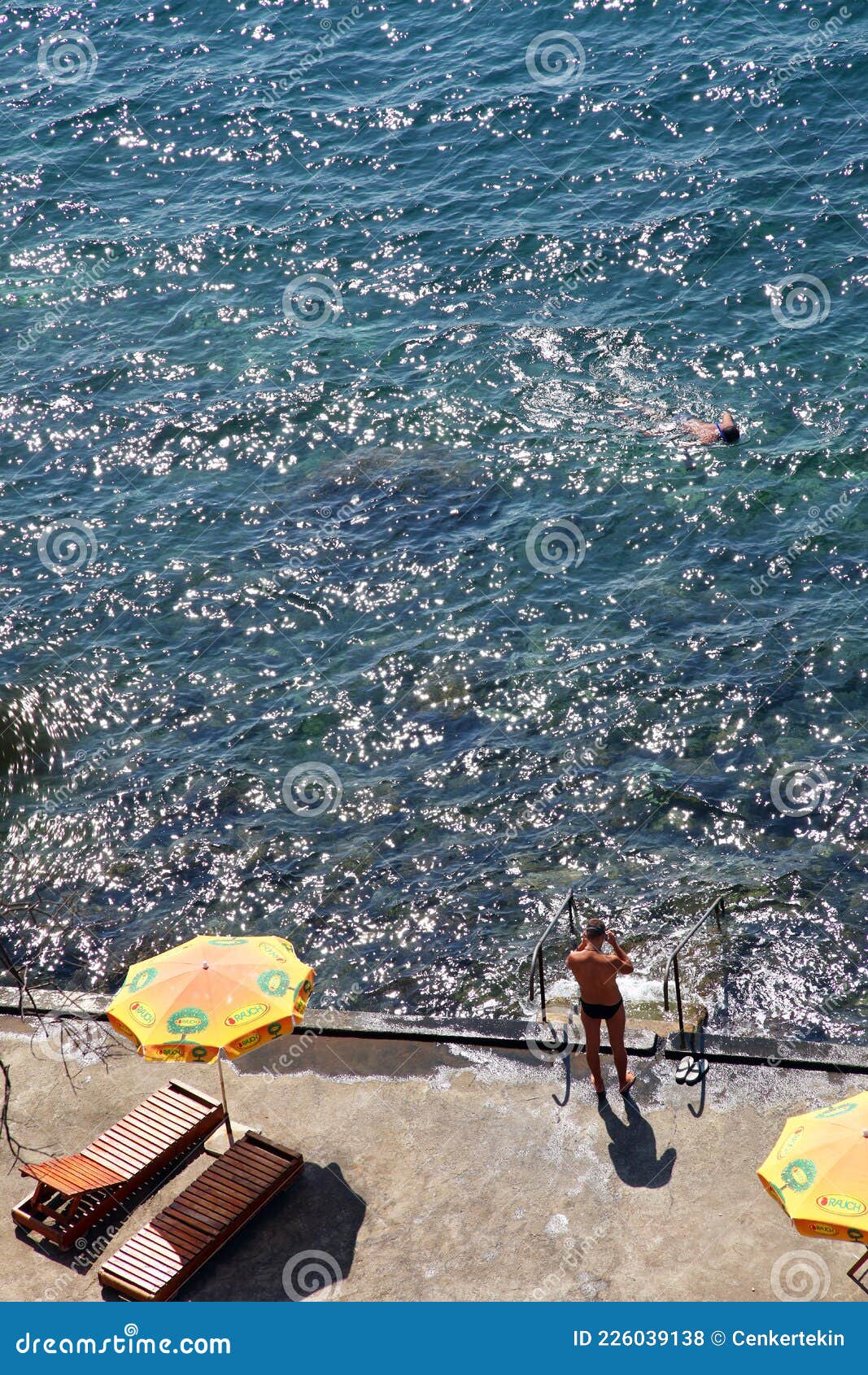 Gente Tomando El Sol Y Nadando En Budva Beach Foto de archivo editorial