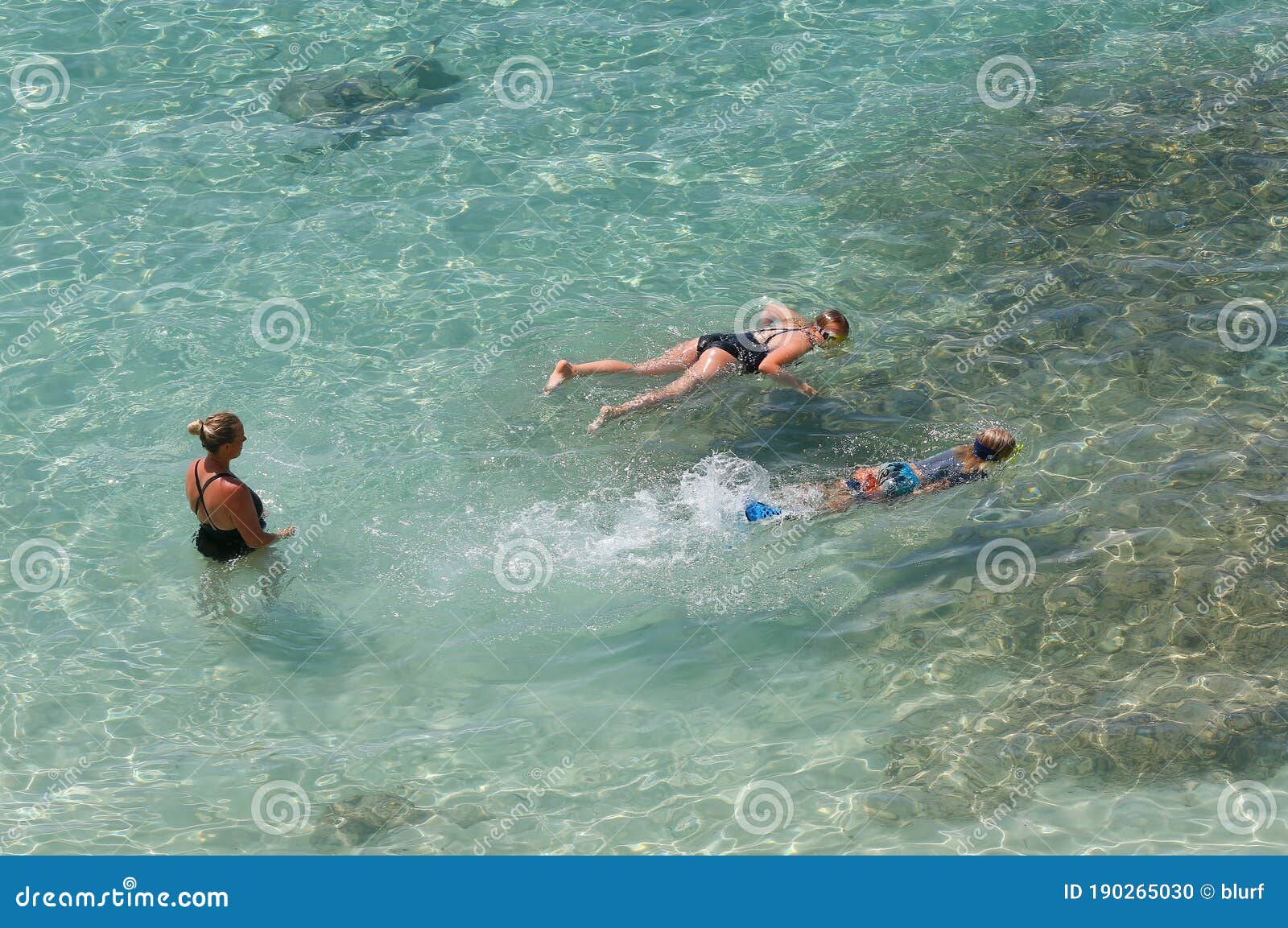 Gente Tomando El Sol Y Nadando En Portals Nous Beach En Mallorca Imagen