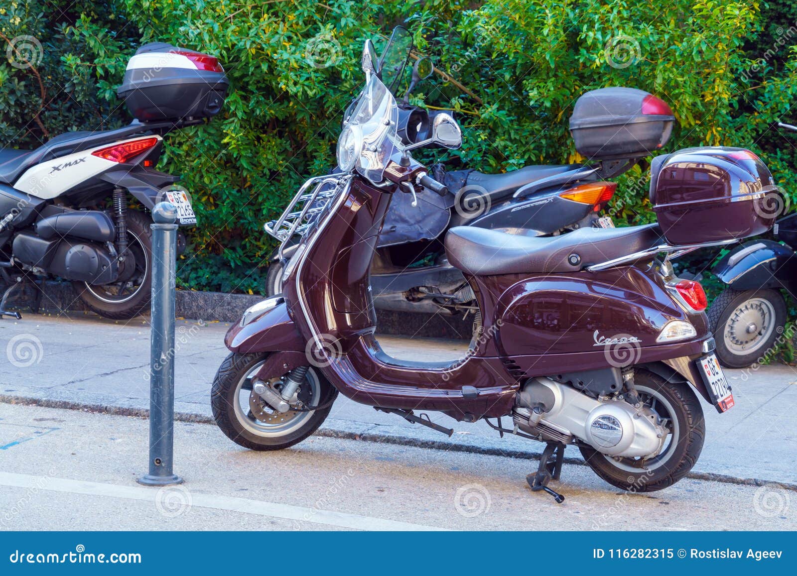 Genève Schweiz - Oktober 18, 2017: Berömd retro sparkcykel Ves. Genève Schweiz - Oktober 18, 2017: Berömd retro sparkcykelVespa på gatorna av den gamla staden