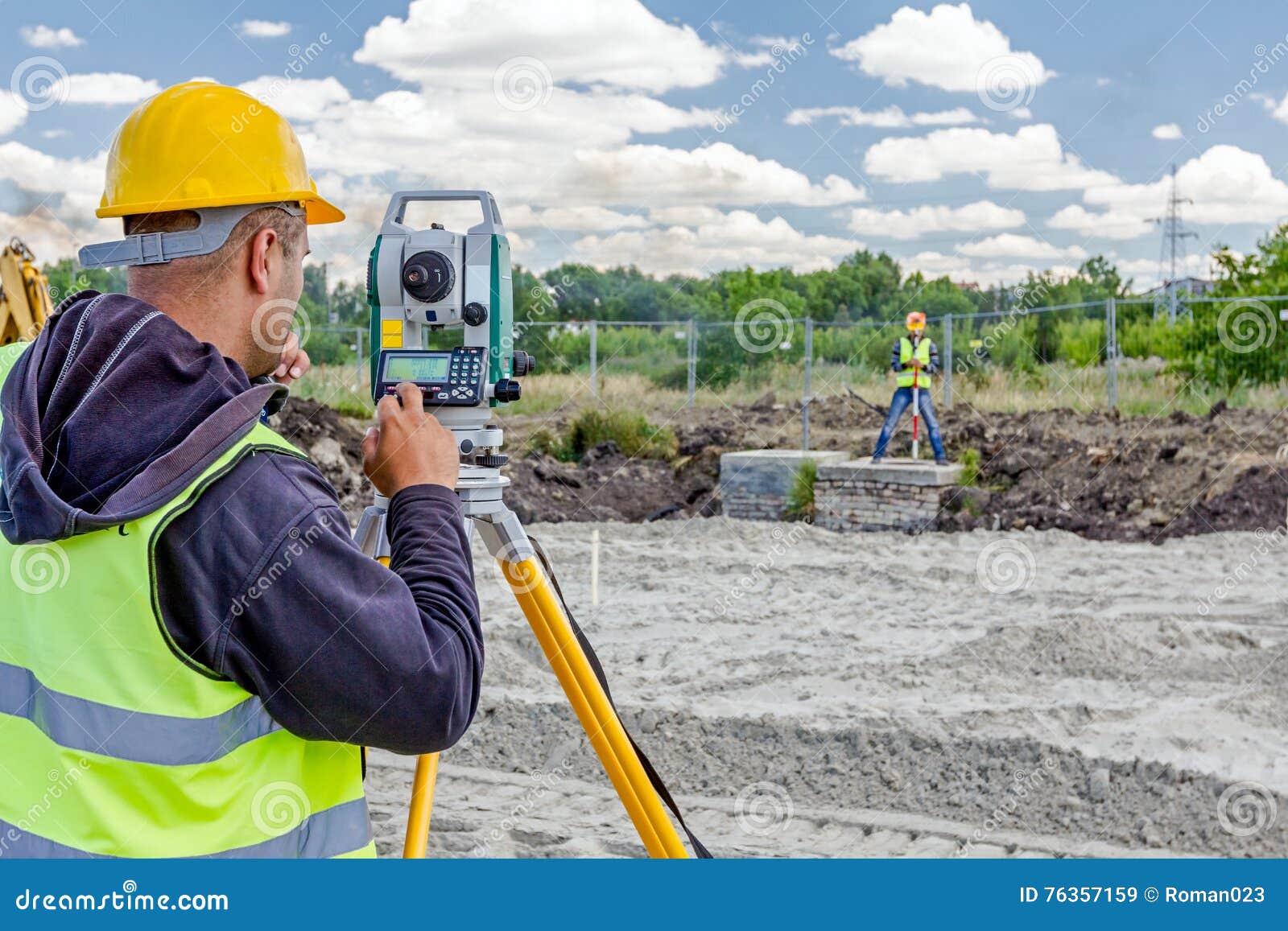 How to Use Total Stations for Precise Construction Measurement: Expert Tips