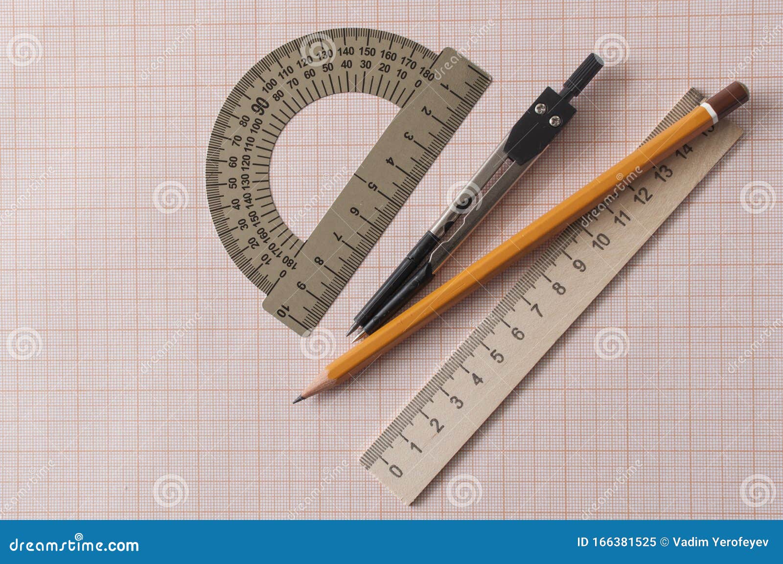 На столе лежит линейка карандаш. Линейка и карандаш. Линейка лежит. Инструменты по геометрии. Линейка и карандаш на столе.