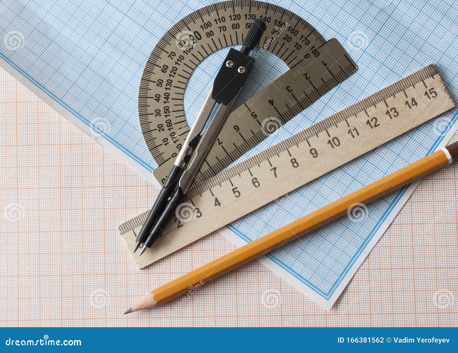 На столе лежит линейка карандаш. Инструменты для математики. Бумага карандаш линейка фото. Карандаш линейка циркуль наждачная бумага. Изобретение вечный карандаш с линейкой.