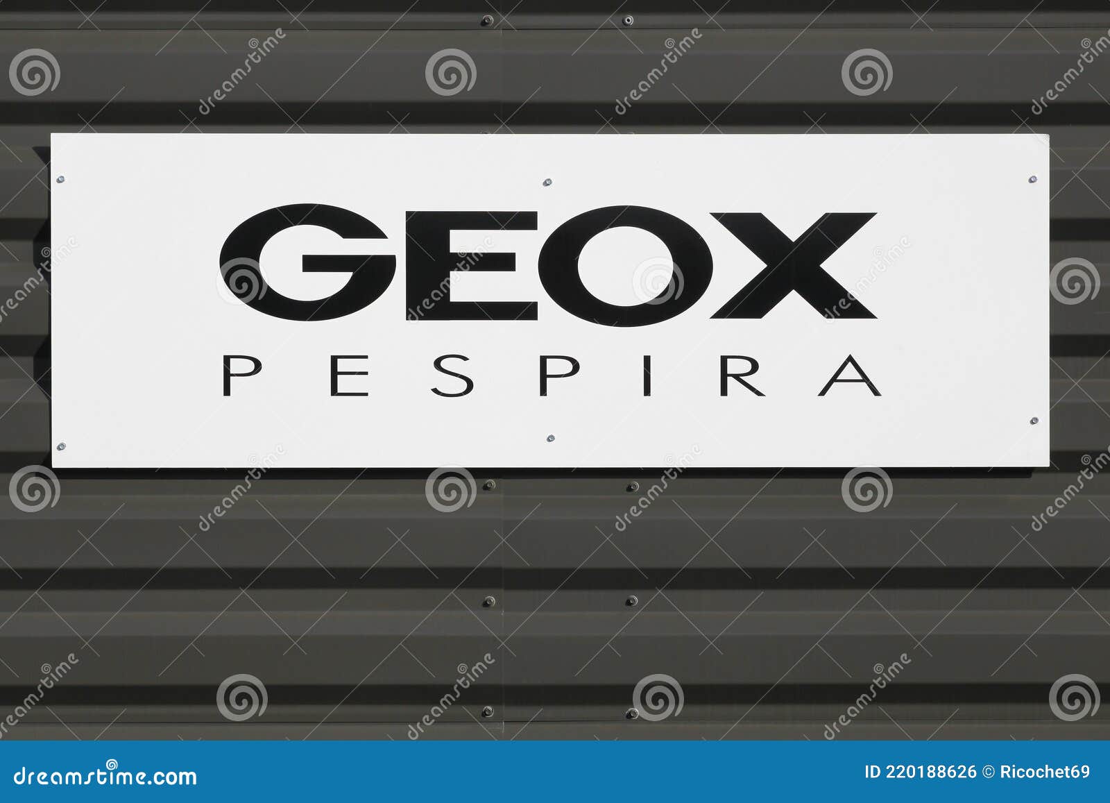 Geox logo en una fachada editorial. Imagen de manera - 220188626