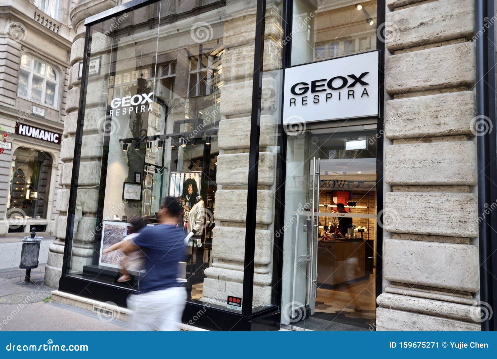 vrijwilliger Behoort laser Geox-winkels in Boedapest redactionele foto. Image of boedapest - 159675271