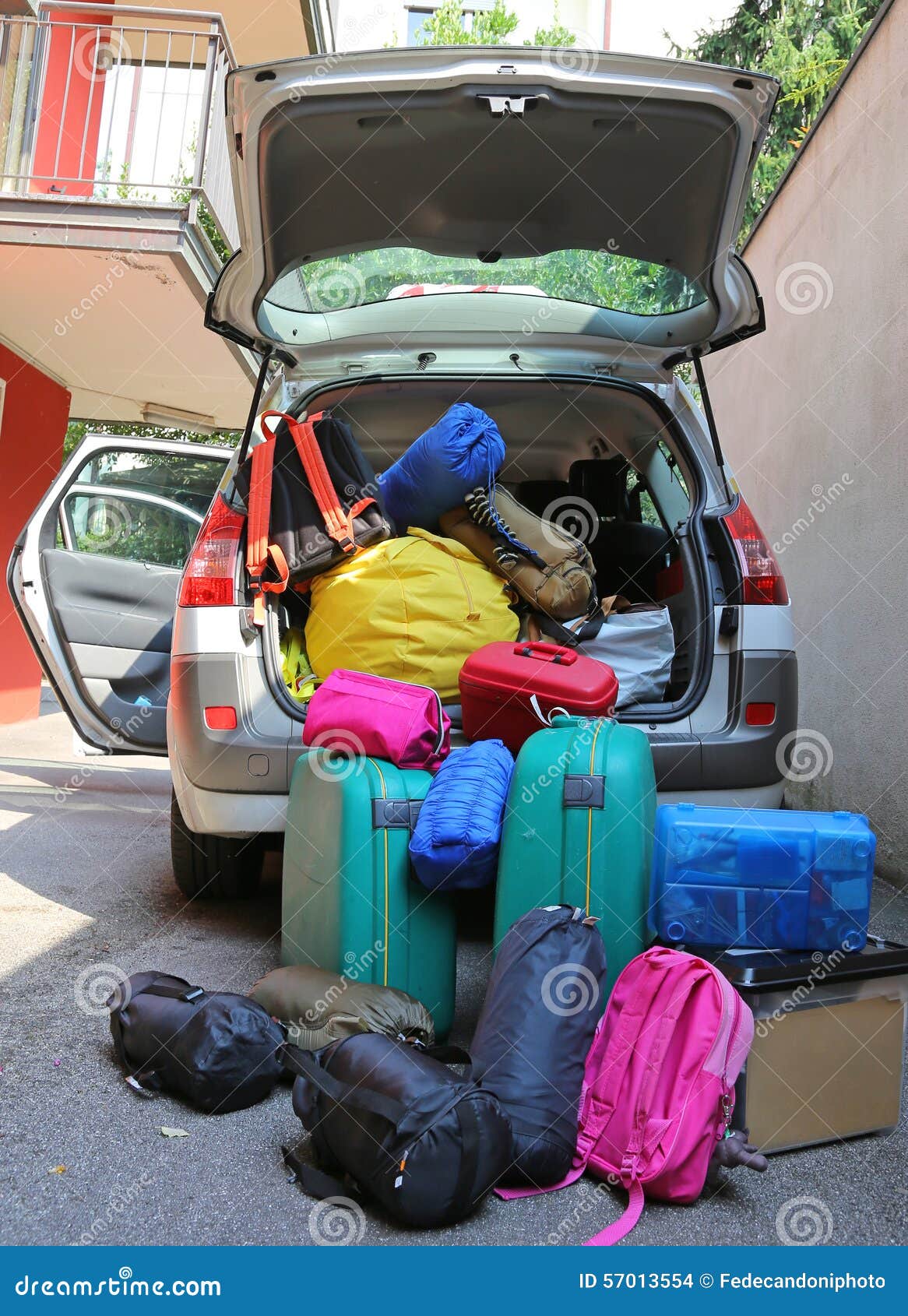 Koffer Und Taschen Im Kofferraum Des Autos Bereit Für Den Urlaub Fahren  Lizenzfreie Fotos, Bilder und Stock Fotografie. Image 38308003.