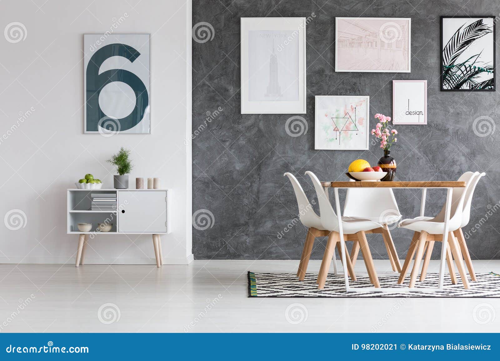 Geraumiges Esszimmer Mit Poster Stockbild Bild Von Inside Teppich 98202021