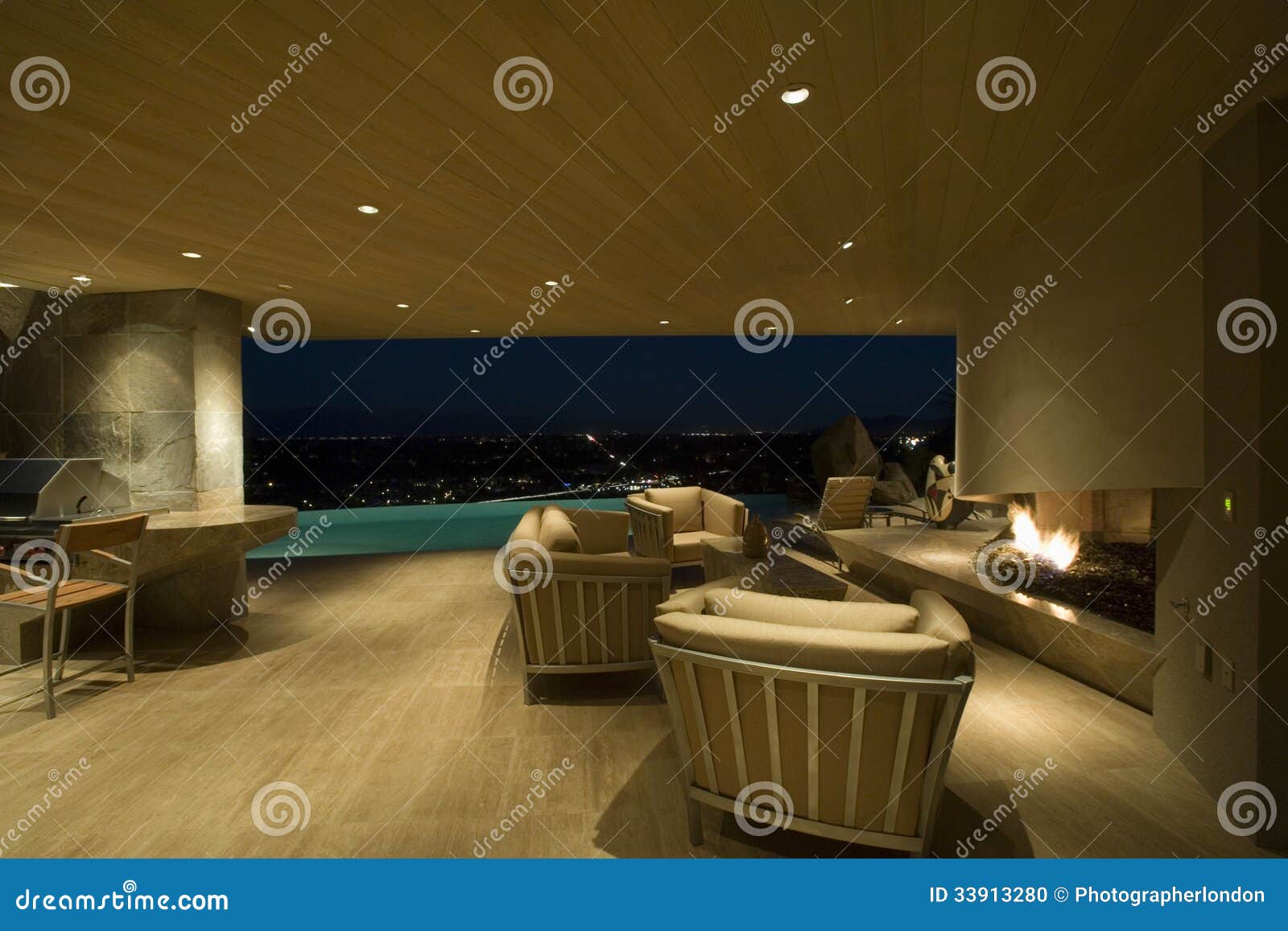 Geraumiges Wohnzimmer Mit Kamin Stockfoto Bild Von Haupt Kamin 33913280