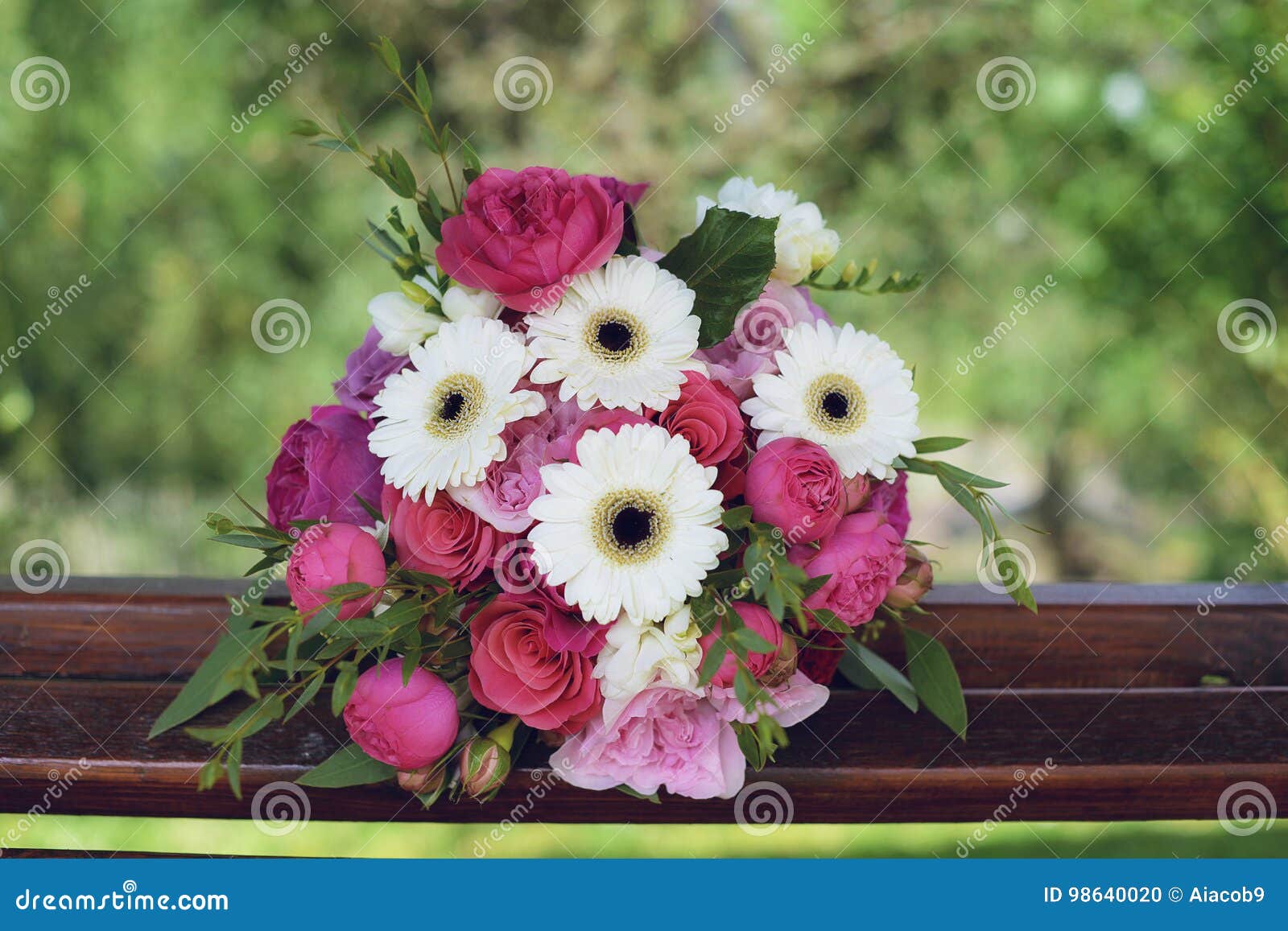 Gerbera, Peônias E Rosas Cor-de-rosa Em Um Arranjo Nupcial Do Grande  Casamento, Com Fundo Borrado Foto de Stock - Imagem de colheita, especial:  98640020