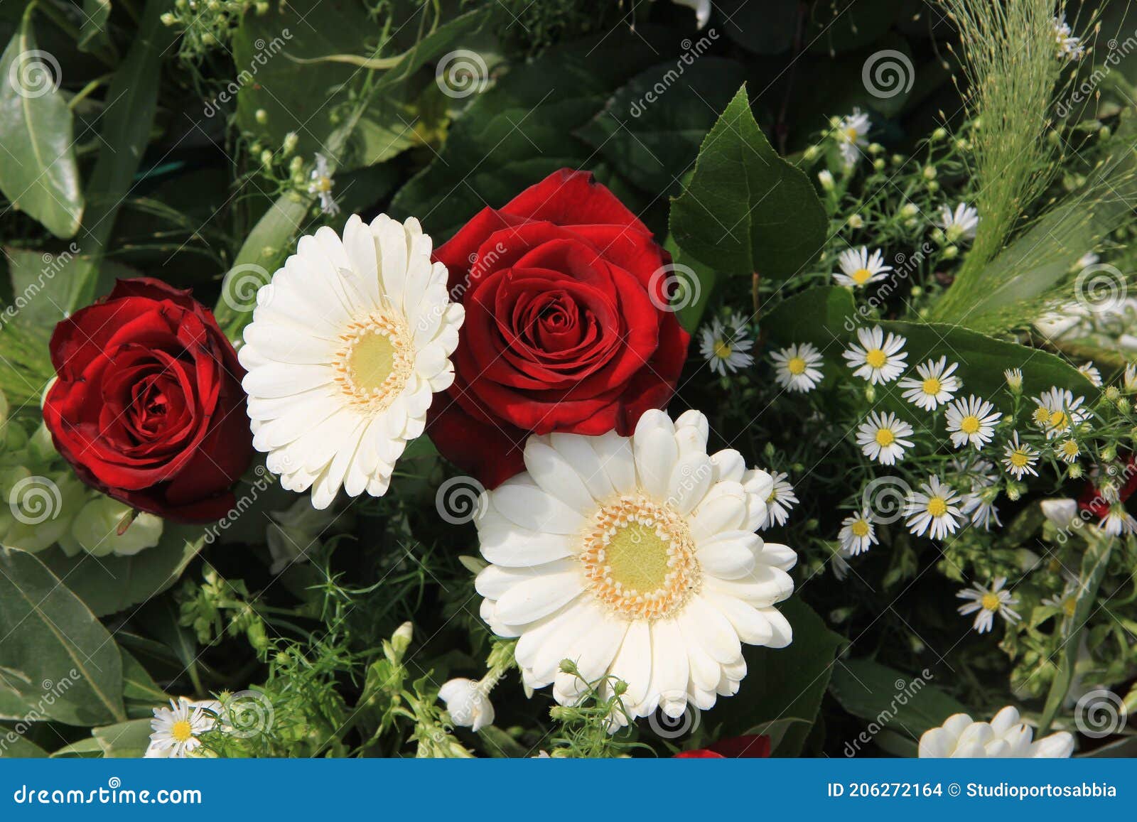 Gerberas Blancas Y Rosas Rojas Foto de archivo - Imagen de verde, flor:  206272164