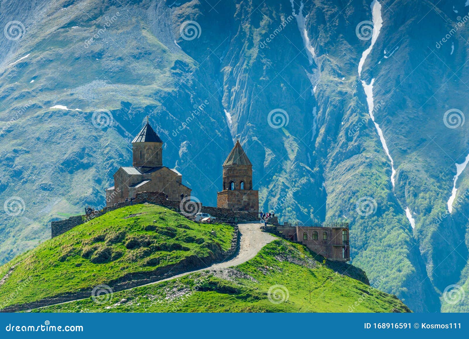 Gergeti村岩石背景下的山上三一教堂库存图片 图片包括有横向 更加极大 地标 基督徒