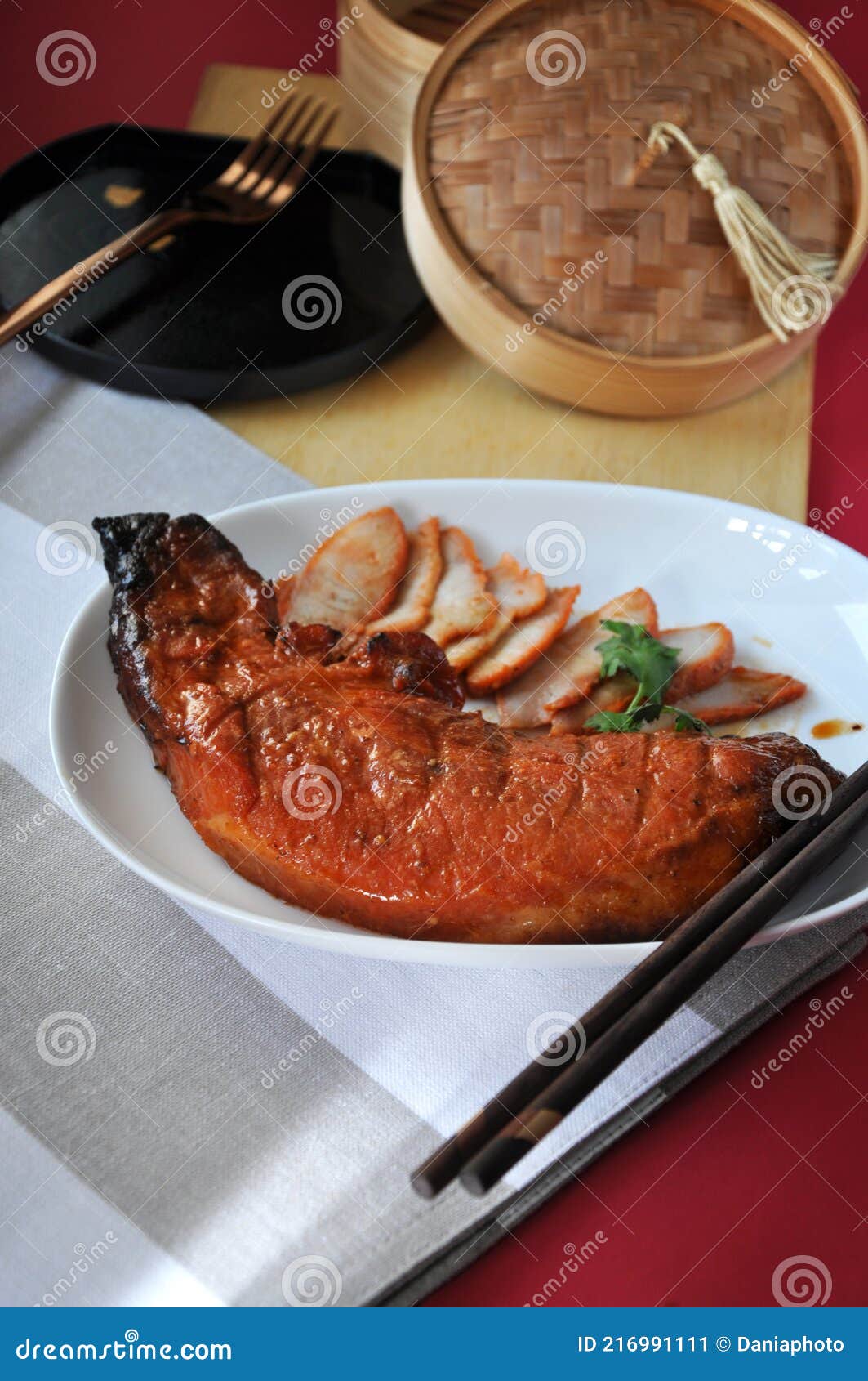 Gericht Von Char Siu Grill Schweinefleisch Auf Rotem Hintergrund ...