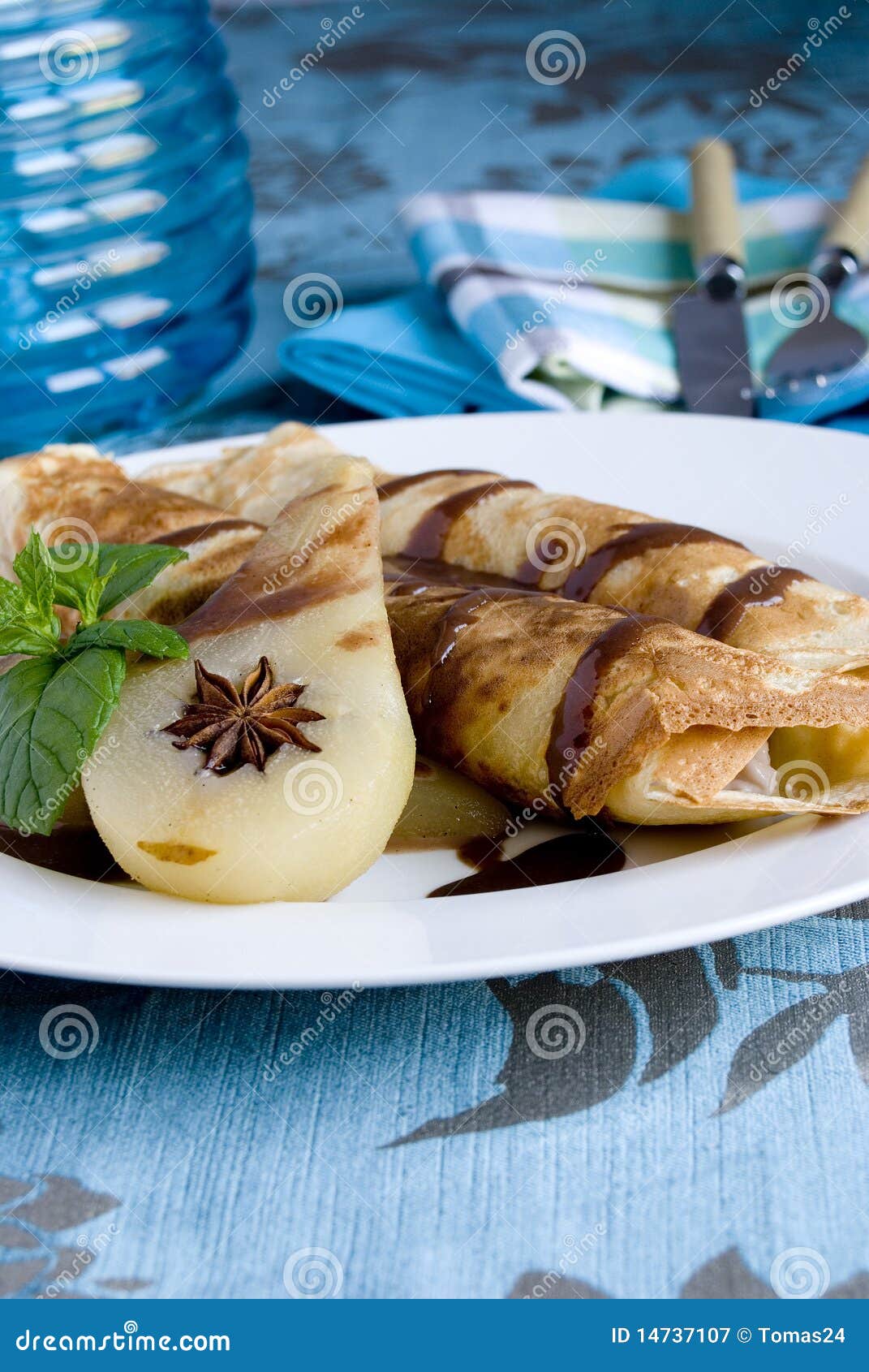 Gerollte Pfannkuchen Mit Poschierter Birne Stockbild - Bild von ...