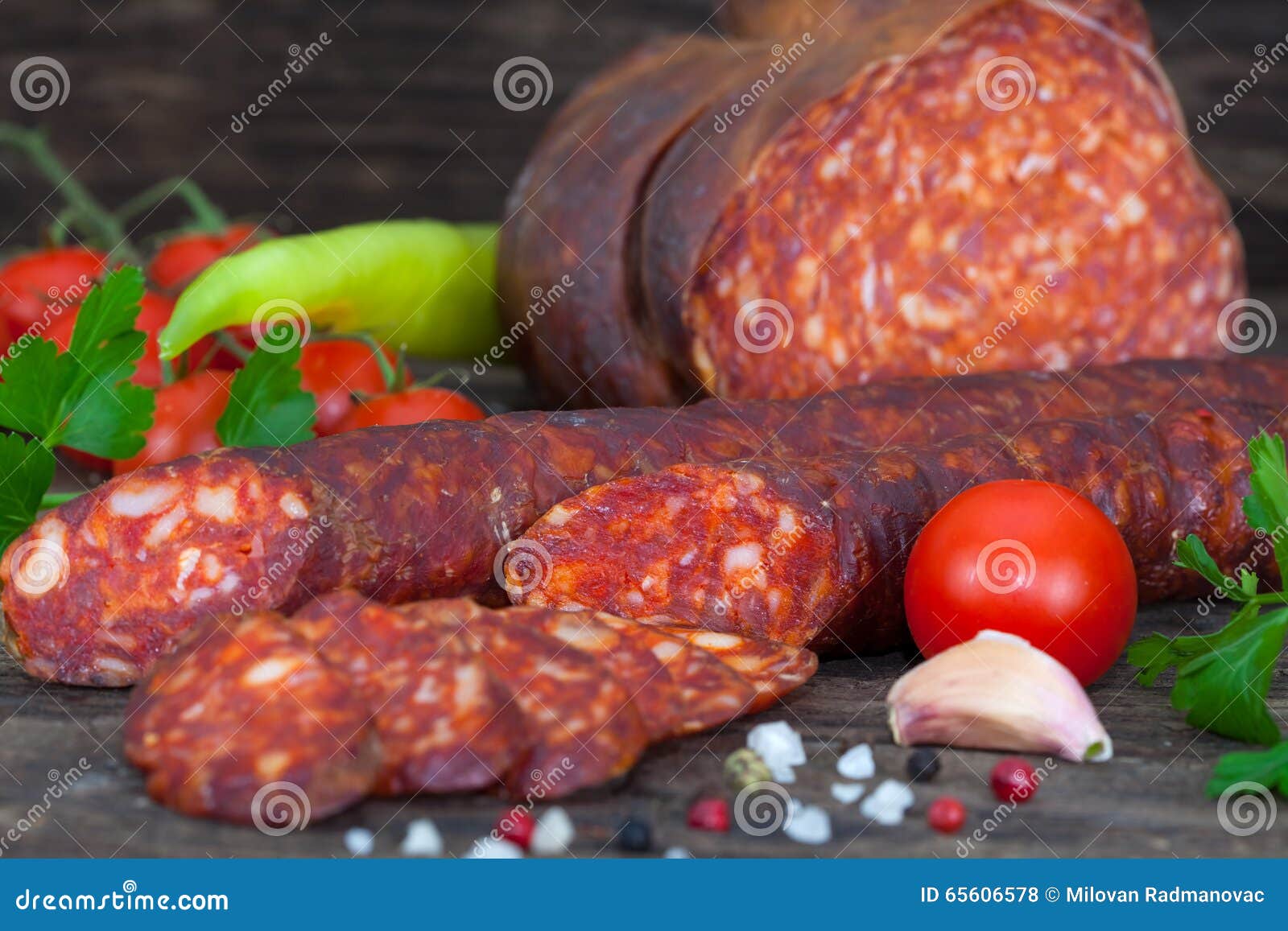 Gerookte worst en salami stock foto. Image of droog, diner 65606578