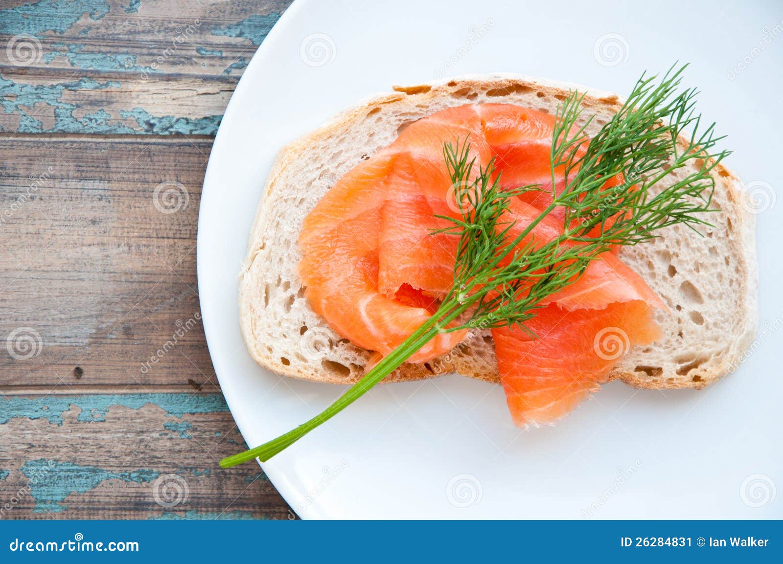 Gymnastiek Alstublieft Oven Gerookte Zalm Op Het Brood Van De Zuurdesem. Stock Afbeelding - Image of  hout, smakelijk: 26284831