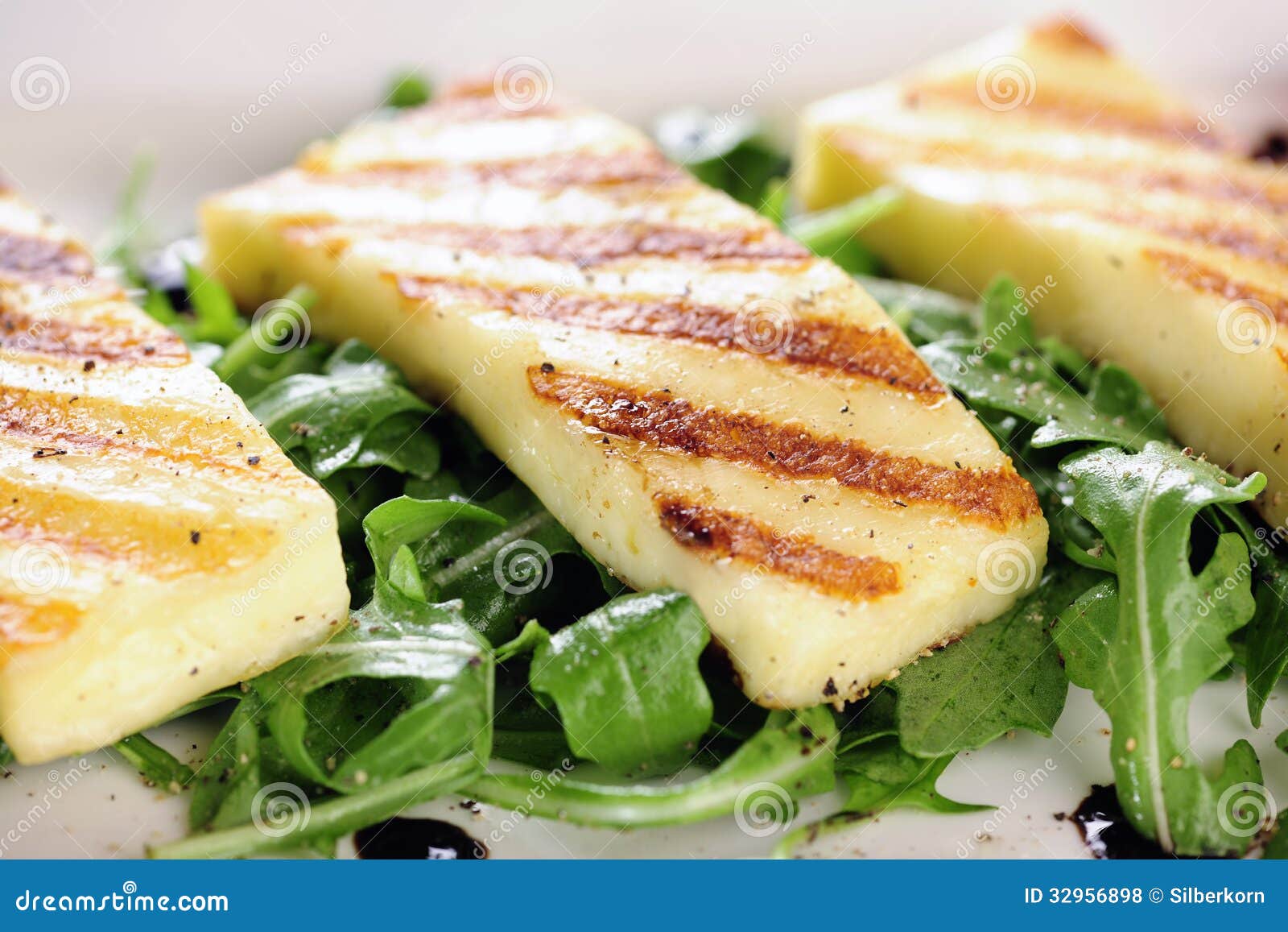 Geroosterde Halloumikaas stock foto. Image of salade 32956898