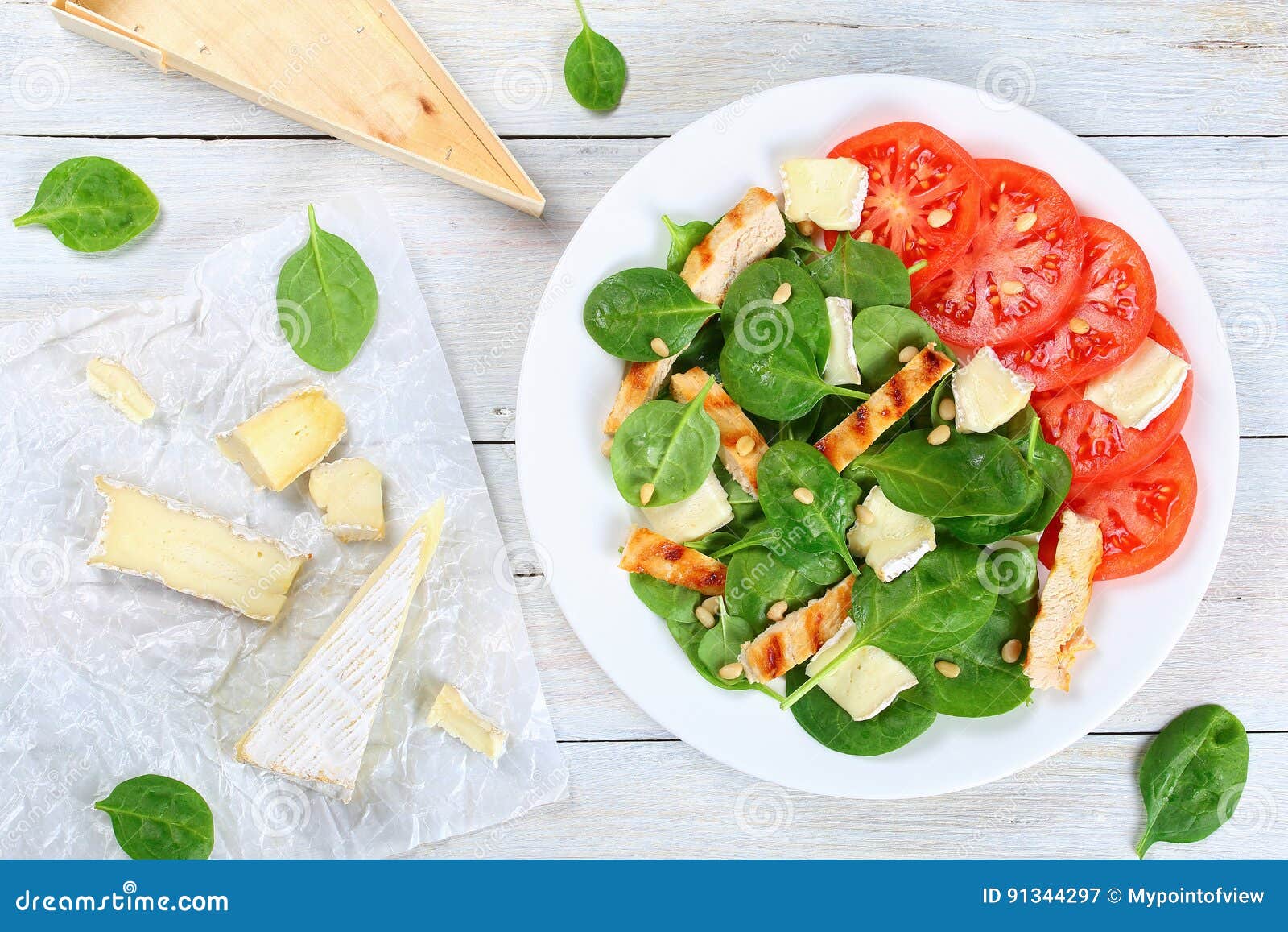 Geroosterde Kippenborst, Spinazie, Tomatensalade Stock Afbeelding Image of borst, schotel