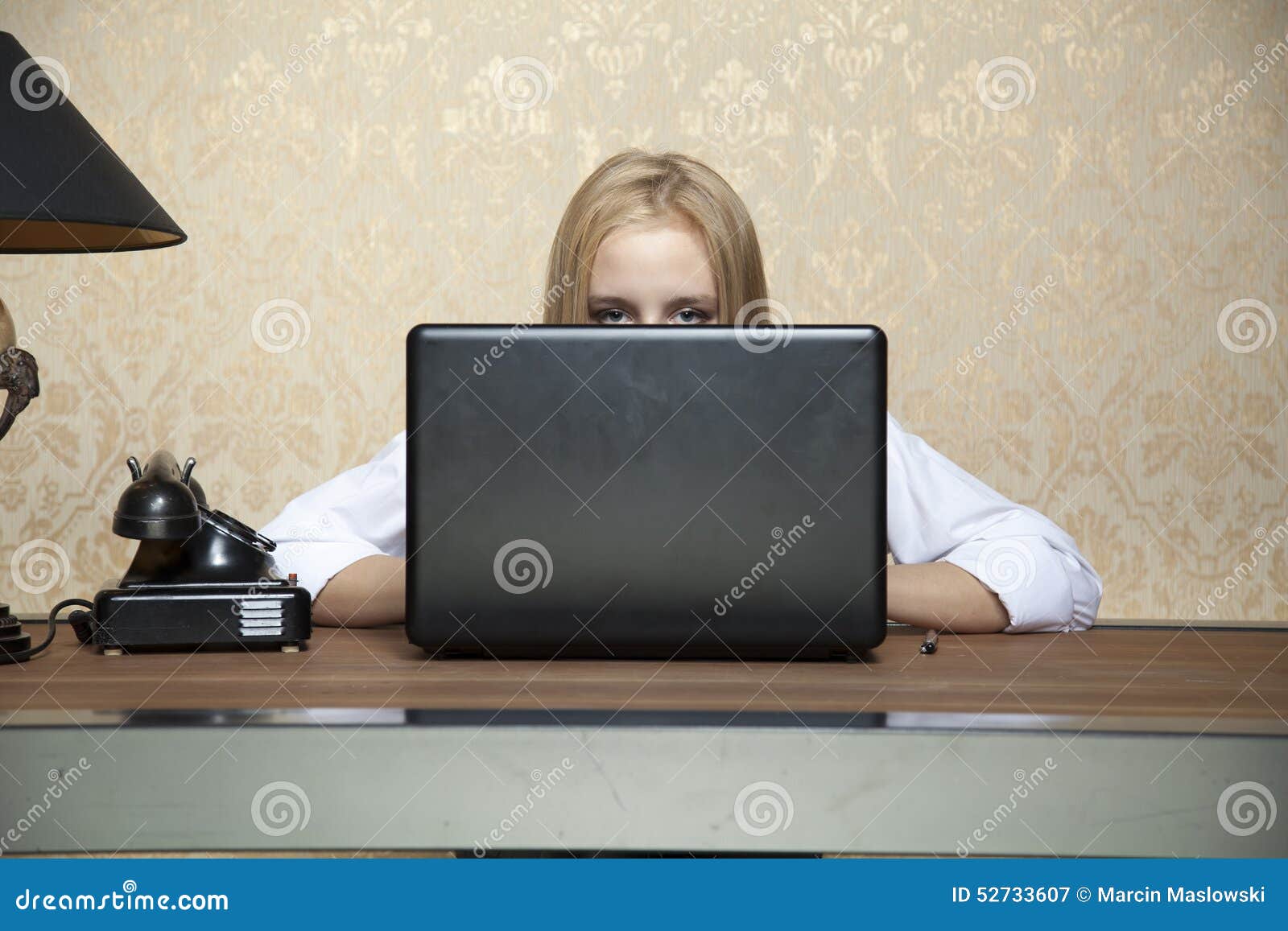 Geschaftsfrau Die Hinter Einem Laptop Sich Versteckt Stockbild Bild Von Laptop Geschaftsfrau