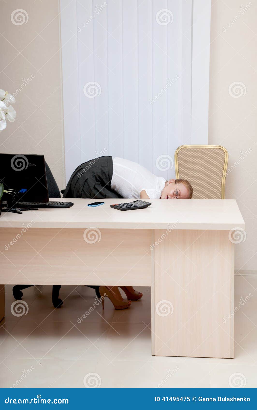 Geschaftsfrau Die Hinter Einem Schreibtisch Sich Versteckt Stockbild Bild Von Versteckt Schreibtisch