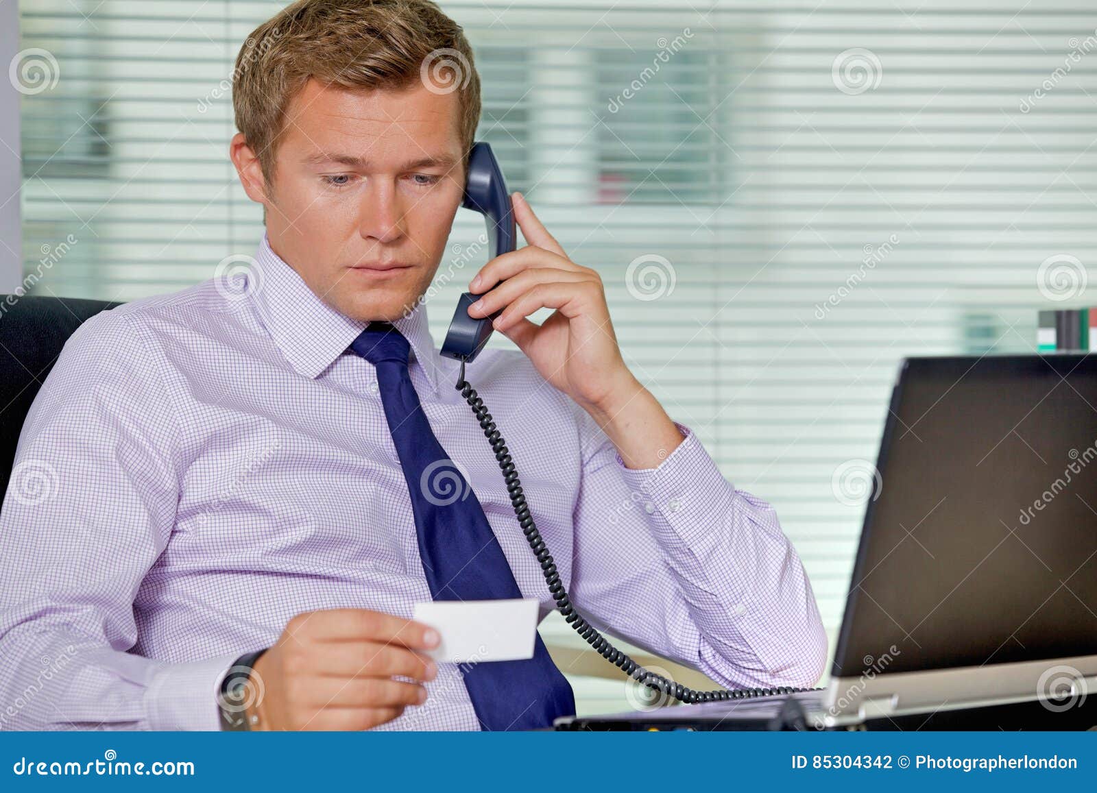 Позвонить брокеру. Человек в офисе с телефоном. Мужчина офис телефон. Бизнесмен с телефоном. Бизнесем разговаривает по телефону.