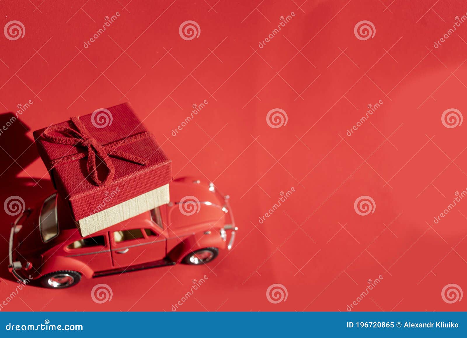 Geschenk Mit Dem Auto Retro- Auto Des Roten Spielzeugs, Das Ein Geschenk  Auf Einem Rot-orange Hintergrund Bietet Postkarte Für Ne Redaktionelles  Bild - Bild von märz, geschenk: 196720865