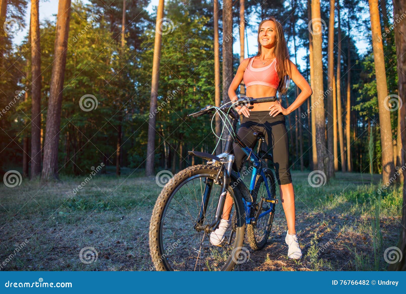 Забираться в чащу. Фотосессия с велосипедом в лесу. Девушка на велосипеде в лесу. Красивая девушка велосипед лес. Фото на велосипеде девушки в лесу.